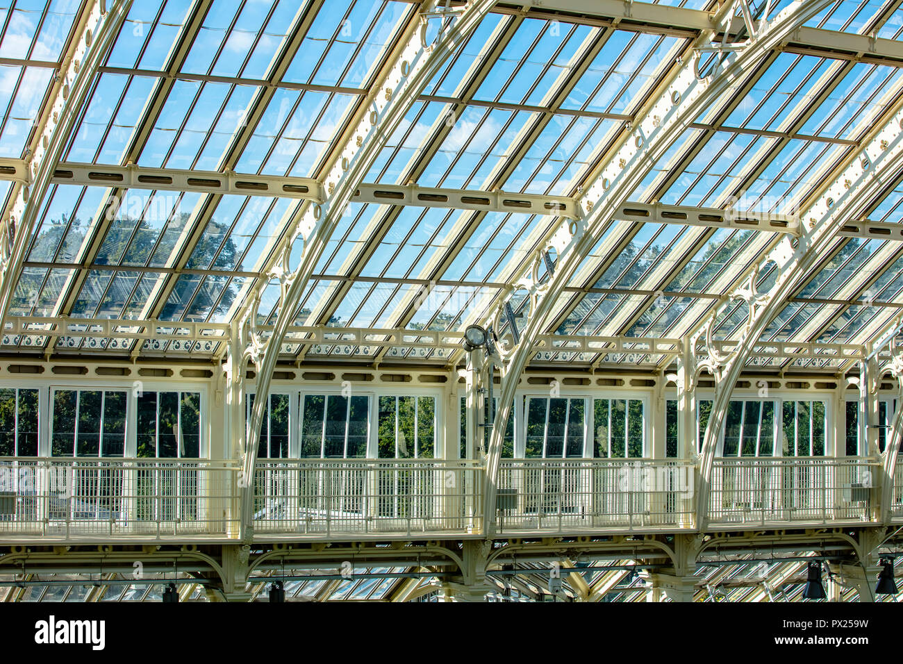 Richmond, London - 17 Aug 2018: Gemäßigt Haus atemberaubende Architektur Details nach der Neueröffnung in Kew Royal Botanic Gardens Stockfoto