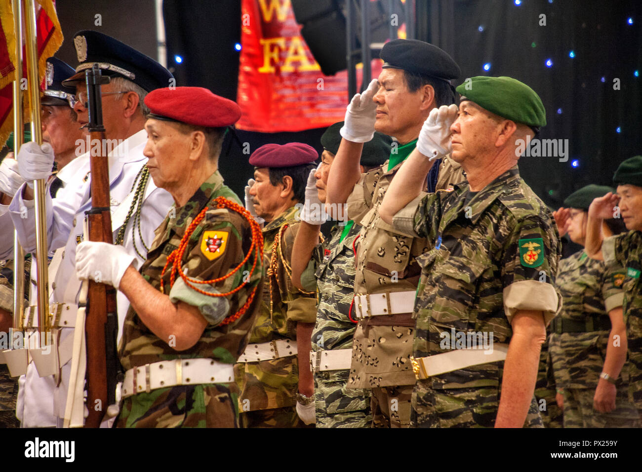 Eine Ehrengarde der ehemaligen Südvietnamesischen Soldaten salute während der Wiedergabe ihrer Nationalhymne an einem asiatischen American cultural festival in Costa Mesa, CA. Stockfoto