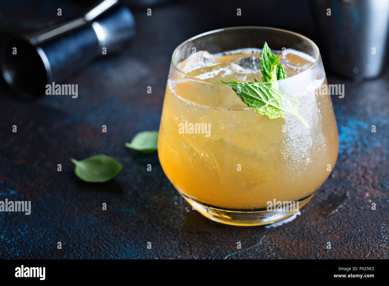 Erfrischende Apple Cider Cocktail, fallen saisonale Trinken Stockfoto