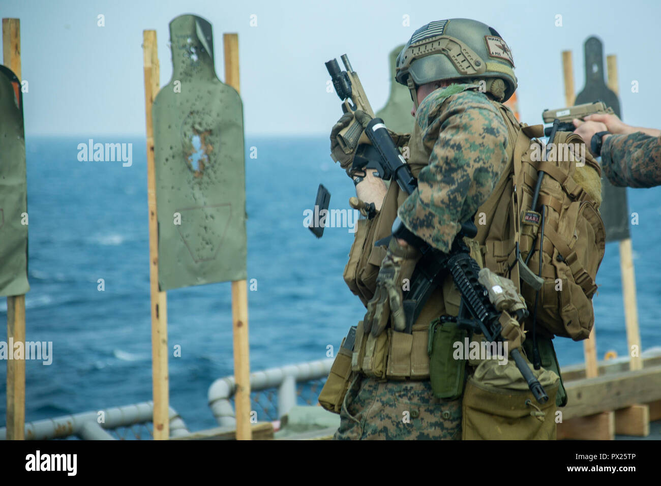 Eine Aufklärung Marine mit Amphibious Reconnaissance Platoon des 31 Marine Expeditionary Unit erreicht Für eine Pistole Magazin während der Treffsicherheit der Ausbildung an Bord der Amphibisches Schiff USS Wasp (LL 1), unterwegs in der East China Sea, Okt. 17, 2018 neu zu laden. Marines mit ARP-spezialisiert auf Aufklärung, Überwachung und close-quarters Taktiken bei amphibischen Operationen. Die 31. MEU, das Marine Corps' nur kontinuierlich vorwärts - bereitgestellt MEU, bietet eine flexible Kraft bereit, ein breites Spektrum an militärischen Operationen im indopazifischen Region durchzuführen. (U.S. Marine Corps Foto von Lance C Stockfoto