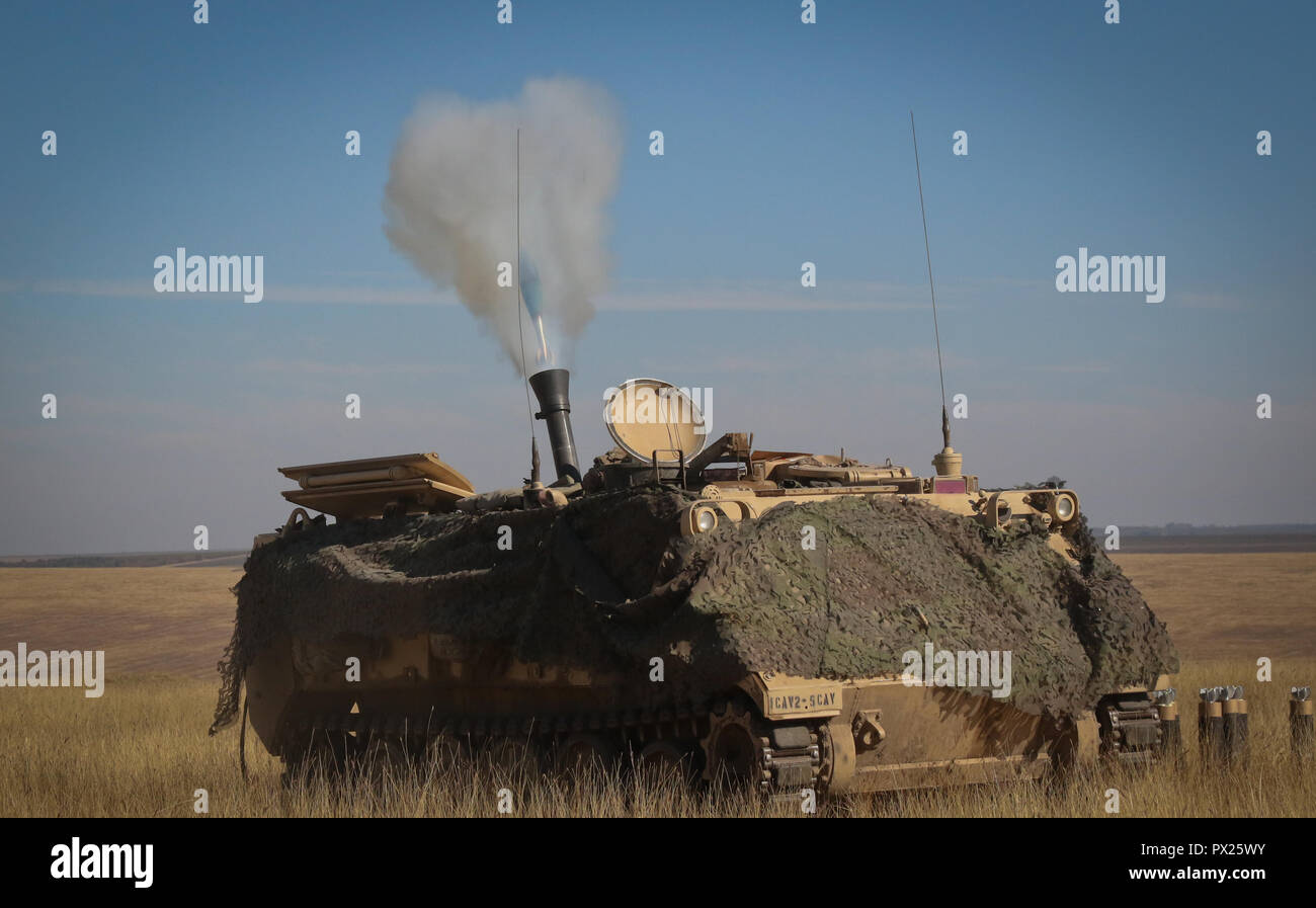 Der Hauptsitz und Sitz der Gesellschaft, 2. Battalion, 5th Cavalry Regiment, 1st Armored Brigade Combat Team, 1.Kavallerie Division mortar Platoon Brände ein Mörser, während Gerechtigkeit Schwert, ein multi-national Training Event konzipiert, die Interoperabilität zwischen US- und NATO-Truppen an einem Training in Smarden, Rumänien, 15. Oktober 2018 zu bauen. Die 2-5 CAV ist nach Europa zur Unterstützung der Atlantischen lösen, eine dauerhafte Ausübung zwischen US- und NATO-Truppen eingesetzt. (U.S. Army National Guard Foto von SPC. Hannah Tarkelly, 382 Öffentliche Angelegenheiten Ablösung/1. ABCT, 1 CD-/Freigegeben) Stockfoto