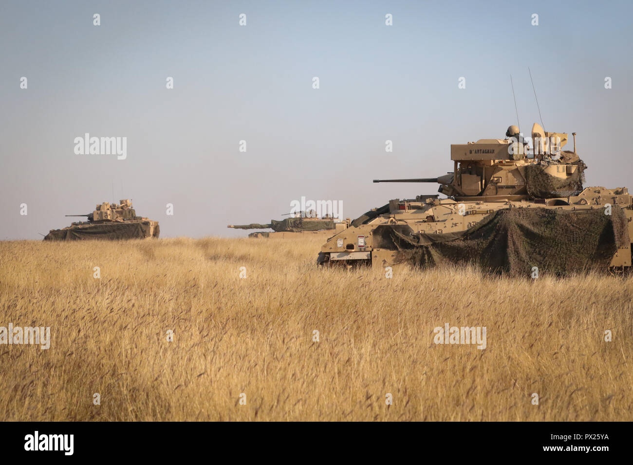 Us Army Tank crews Charlie Company, 2nd Battalion, 5th Cavalry Regiment, 1st Armored Brigade Combat Team, 1.Kavallerie Division Brände an Ziele auf eine Ausbildung im Bereich Smardan, Rumänien während der Gerechtigkeit Schwert, ein multi-national Training Event konzipiert, die Interoperabilität zwischen den USA und den NATO-Streitkräften zu errichten, 15. Oktober 2018 vergeben. Die 2-5 CAV ist nach Europa zur Unterstützung der Atlantischen lösen, eine dauerhafte Ausübung zwischen US- und NATO-Truppen eingesetzt. (U.S. Army National Guard Foto von SPC. Hannah Tarkelly, 382 Öffentliche Angelegenheiten Ablösung/1. ABCT, 1 CD-/Freigegeben) Stockfoto