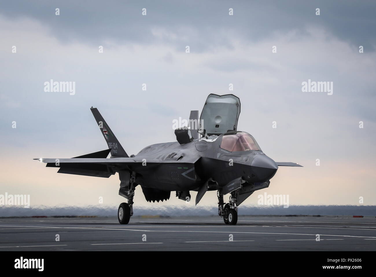 181013-N-ZZ 999-004 North Atlantic (Okt. 2010) 13, 2018) Eine F-35 Lightning II des F-35 integrierten Test Kraft an der Naval Air Station Patuxent River, Md. zugewiesen wird, führt der erste an Bord befindliche Rolling vertikale Landung (SRVL) an Bord der Royal Navy Flugzeugträger HMS Queen Elizabeth (R08). (U.S. Marine Foto mit freundlicher Genehmigung der Royal Navy/Freigegeben) Stockfoto