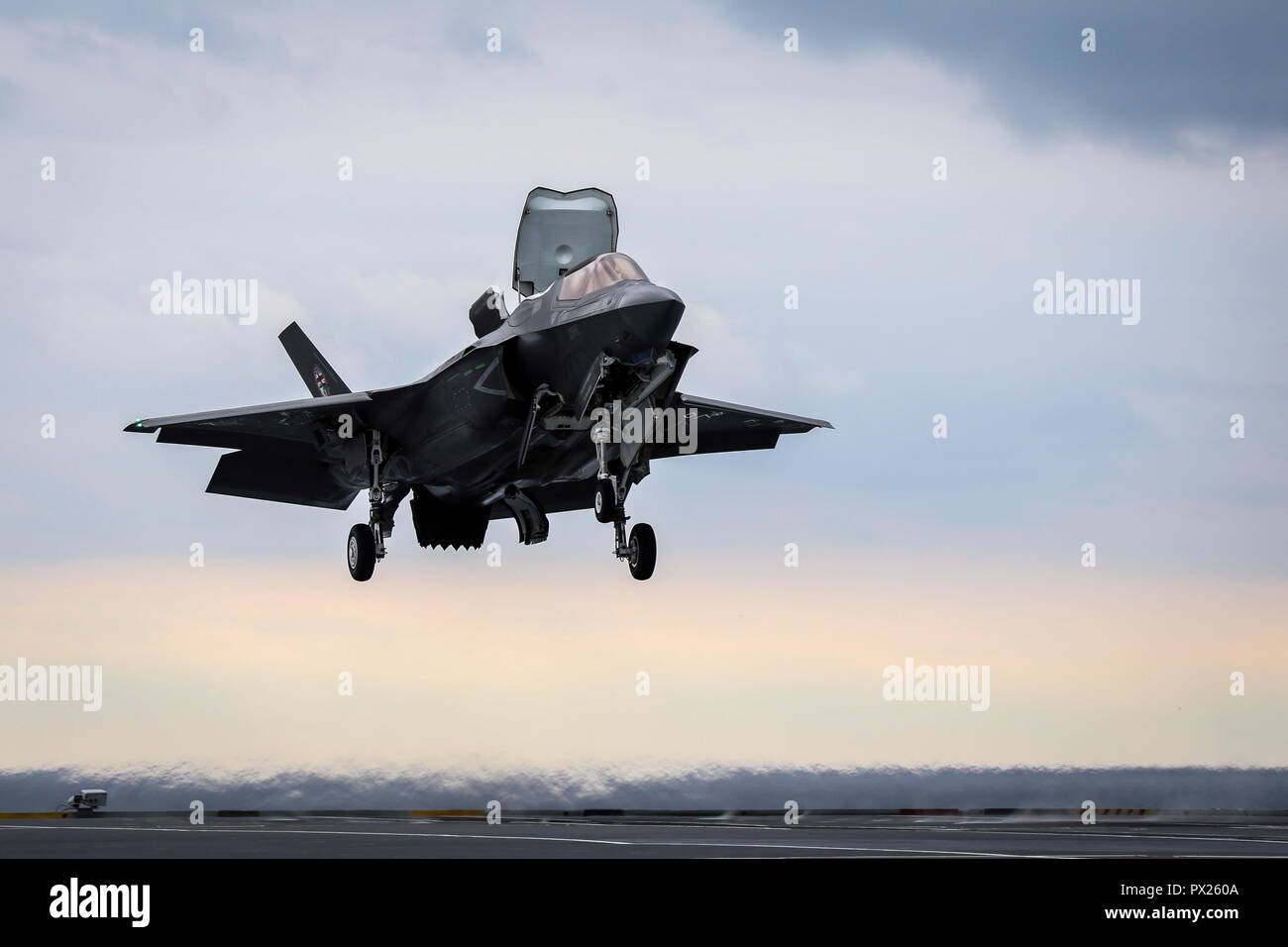 181013-N-ZZ 999-001 North Atlantic (Okt. 2010) 13, 2018) Eine F-35 Lightning II des F-35 integrierten Test Kraft an der Naval Air Station Patuxent River, Md. zugewiesen wird, führt der erste an Bord befindliche Rolling vertikale Landung (SRVL) an Bord der Royal Navy Flugzeugträger HMS Queen Elizabeth (R08). (U.S. Marine Foto mit freundlicher Genehmigung der Royal Navy/Freigegeben) Stockfoto