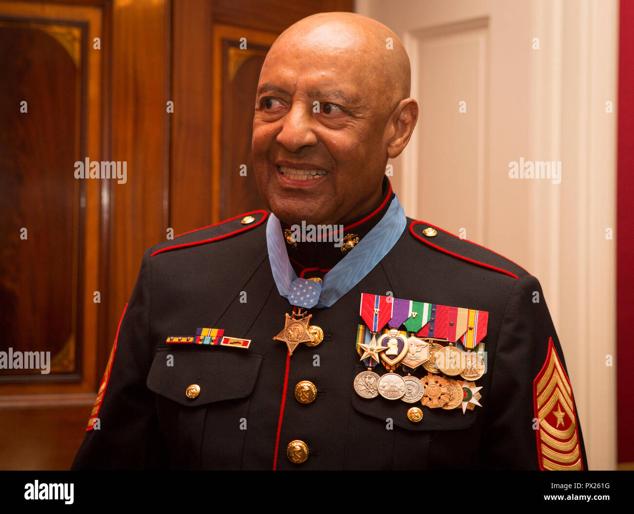 Pensionierte US Marine Corps Sgt. Maj. John L. Canley, der 300 Marine Ehrenmedaille Empfänger, besucht einen Empfang nach der Ehrenmedaille Zeremonie im Weißen Haus in Washington, D.C., 17. Okt. 2018. Ab Jan. 31, Februar 6 1968 in der Republik Vietnam, Canley, die Firma gunnery Sergeant zu Alpha Company, 1.BATAILLON, 1 Marines, belegt das Kommando übernahm der Gesellschaft, führte mehrere Angriffe gegen feindliche befestigte Positionen, über Feuer gefegt Gelände gehetzt - trotz seiner eigenen Wunden und Marines in Hue City verletzt, darunter seinen kommandierenden Offizier, freundliche Kräfte wh zu entlasten Stockfoto