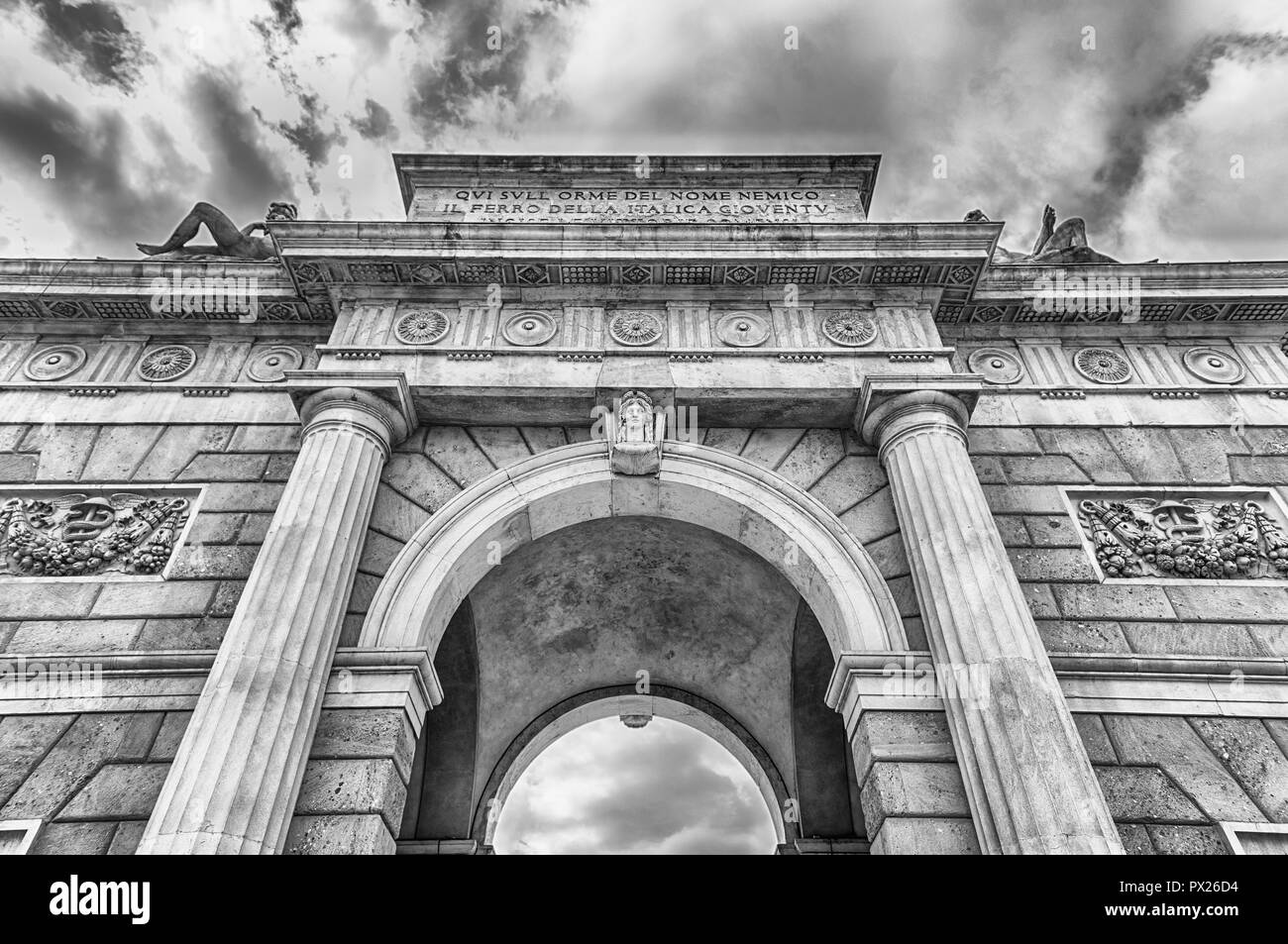 Wahrzeichen Porta Garibaldi, der zuvor als Porta Comasina, der ein Tor mit neoklassischen Arch in Mailand, Italien bekannt Stockfoto