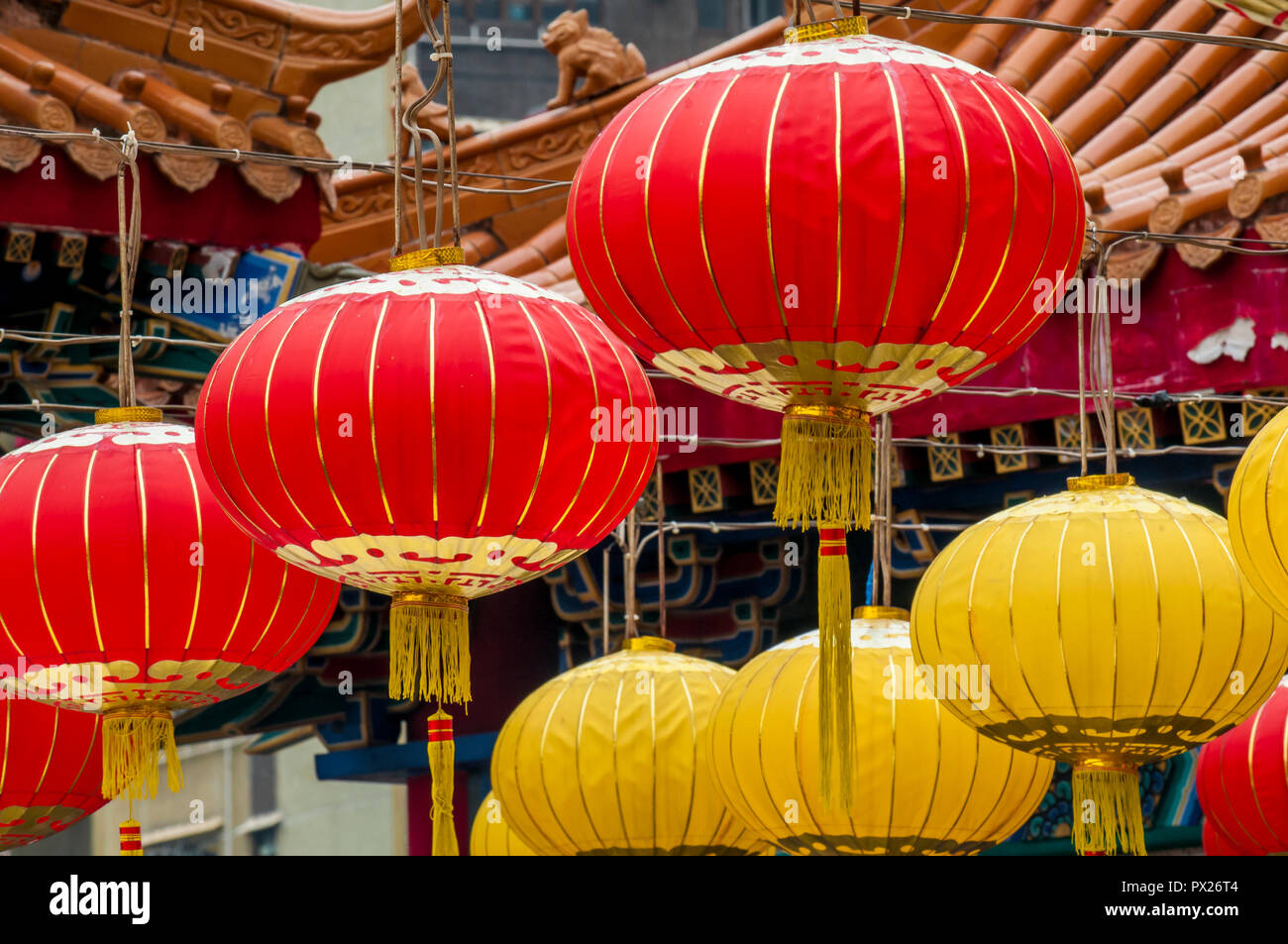 Chinesische Laternen an Sik Sik Yuen Wong Tai Sin Tempel, Kowloon, Hong Kong, China. Stockfoto