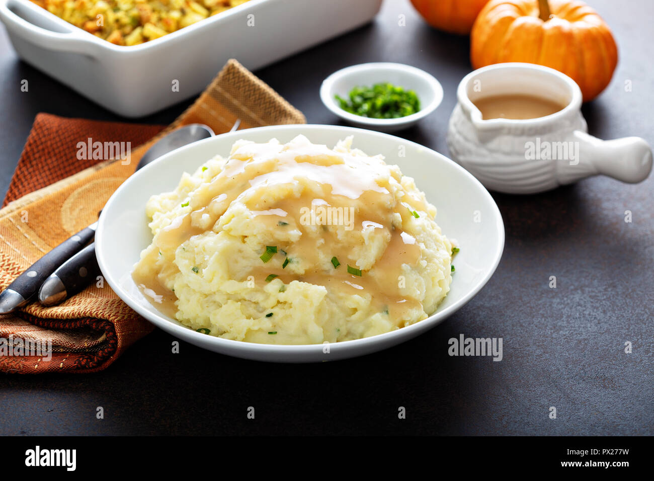 Kartoffelpüree mit Sauce, traditionelle Beilage für Thanksgiving Stockfoto
