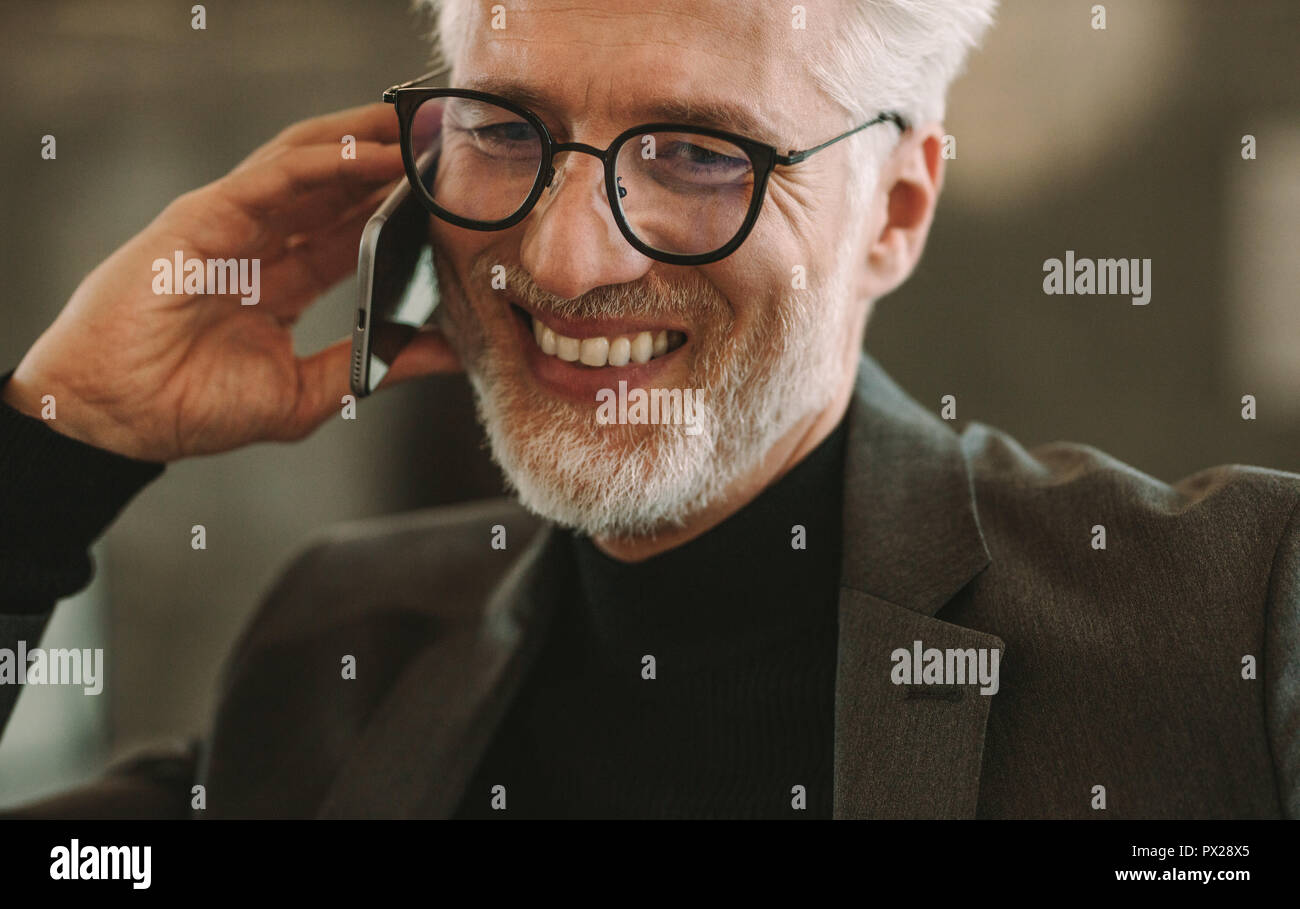 Close up Portrait von Happy reife Geschäftsmann am Telefon sprechen. Mitte der erwachsene Mann mit Bart und Anruf. Stockfoto