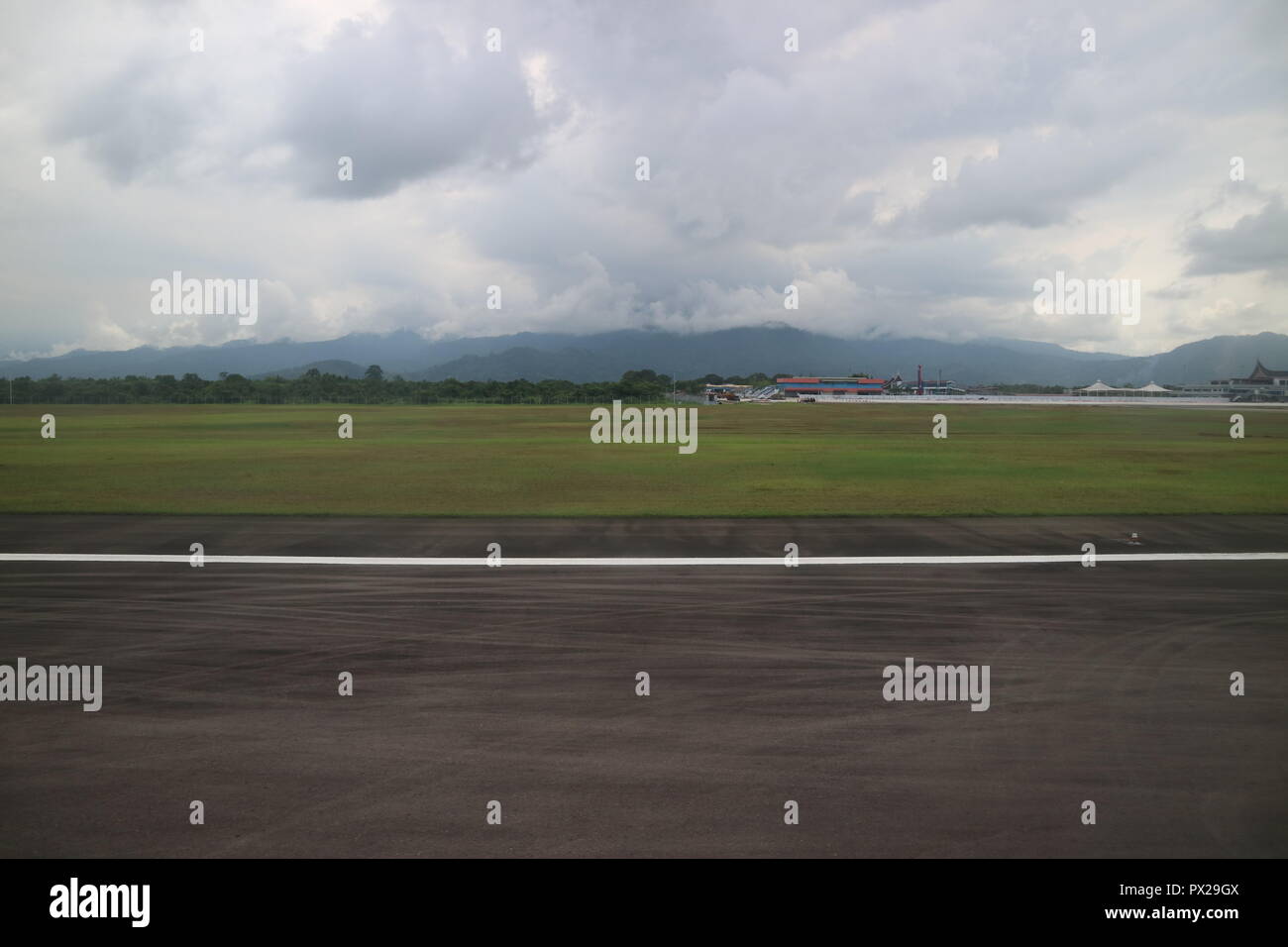 Start- und Landebahn Flugzeug am Flughafen Soekarno Hatta, Jakarta, Indonesien Stockfoto