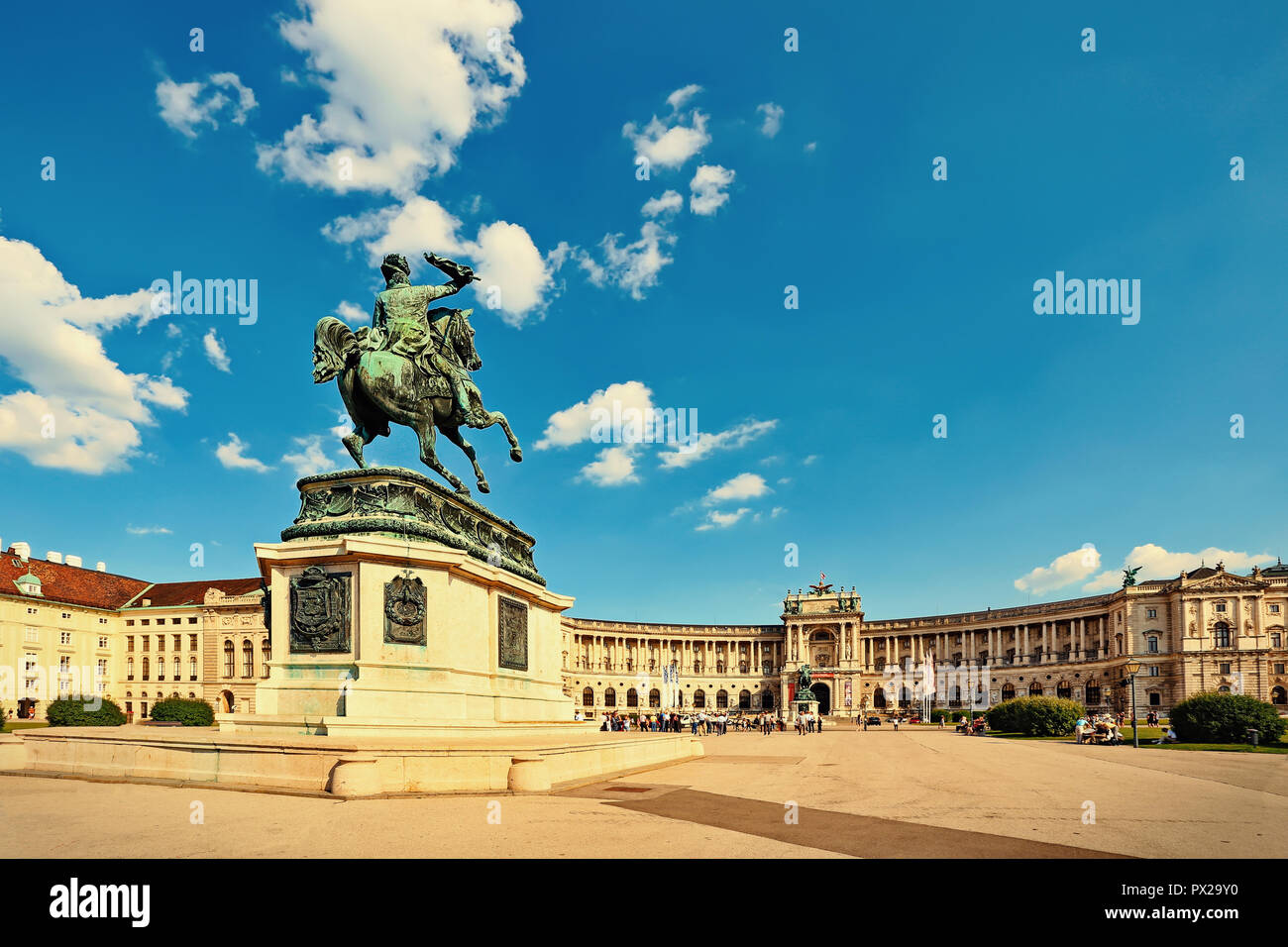 Statue von Erzherzog Karl am Heldenplatz in Wien, Hofburg im Hintergrund Stockfoto