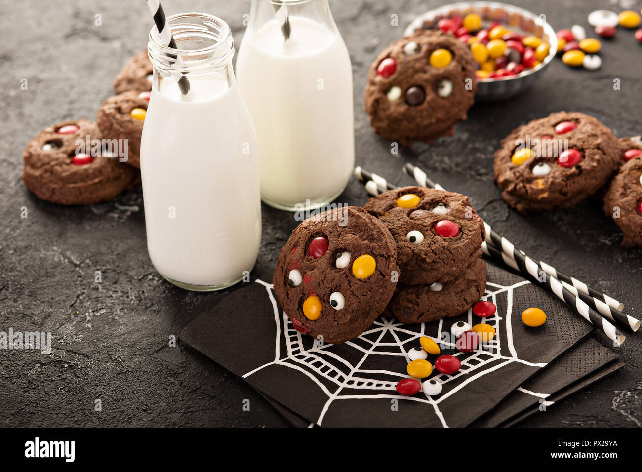 Cookies Schokolade mit Süßigkeiten und Zucker Augäpfel mit Milch für  Halloween Stockfotografie - Alamy