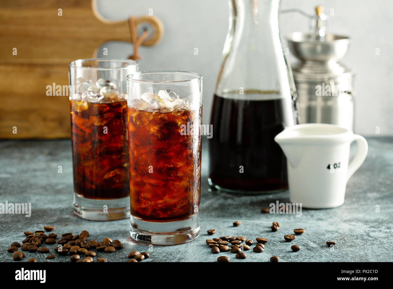 Erfrischende kalte Gebräu Eiskaffee in hohe Gläser Stockfoto