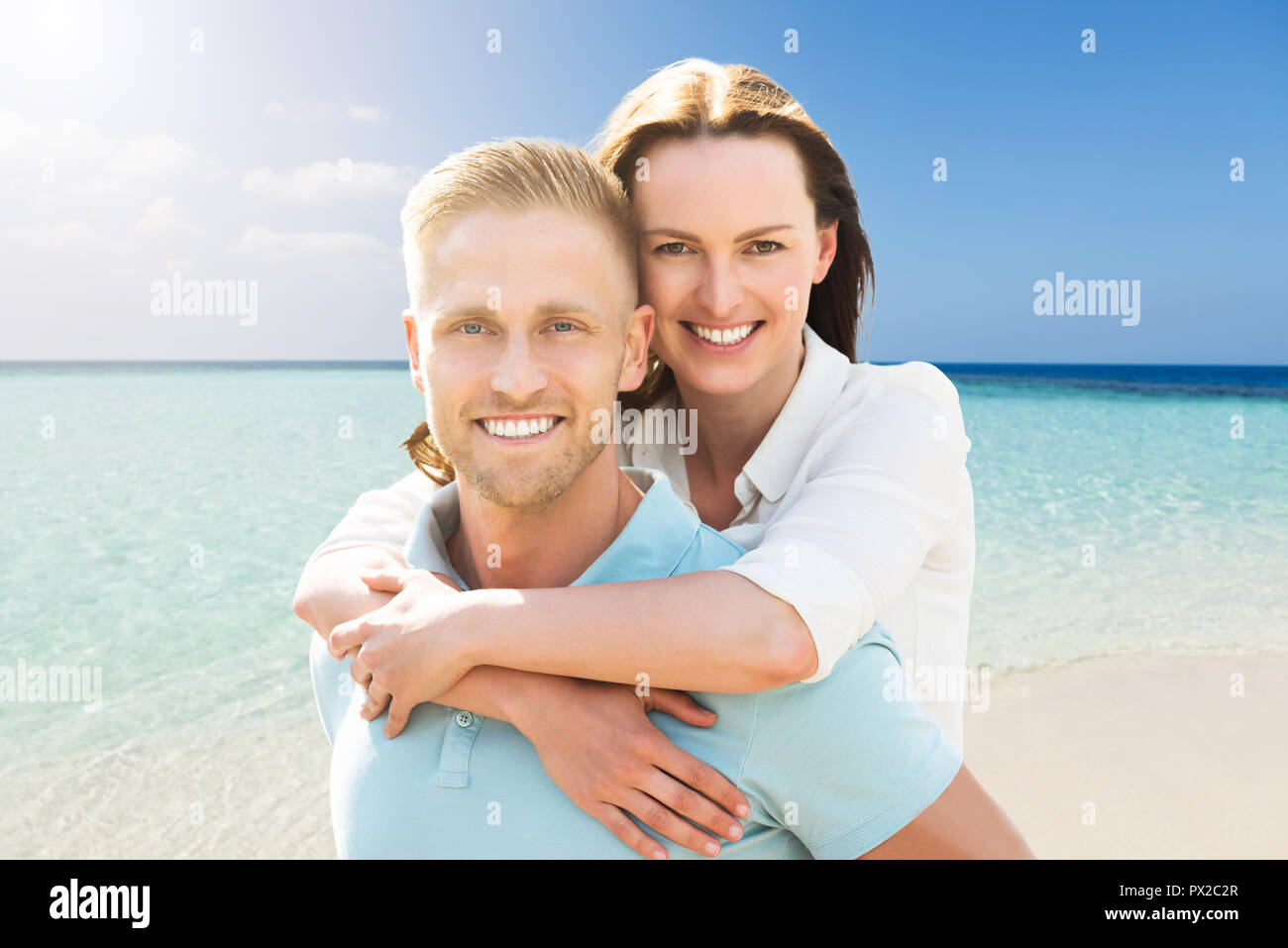 Portrait einer jungen Glückliches Paar am Strand Stockfoto