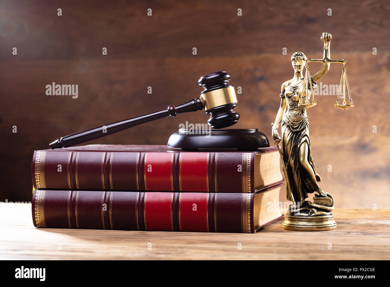 In der Nähe von Golden Lady Gerechtigkeit in der Nähe von Holz- Hammer über Gesetz Buch Stockfoto