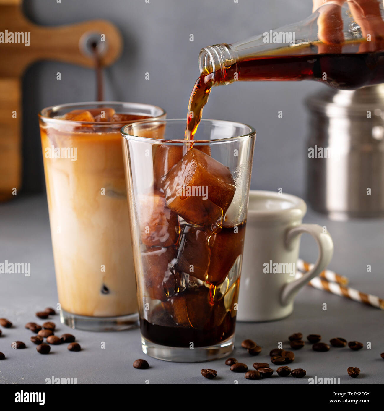 Eiskaffee in hohe Gläser mit Kaffee Eiswürfel gemacht Stockfoto