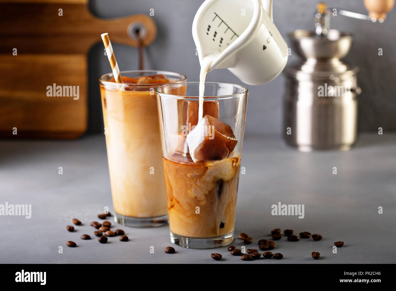 Eiskaffee in hohe Gläser mit Kaffee Eiswürfel mit Milch oder Kaffeesahne in Gießen Stockfoto
