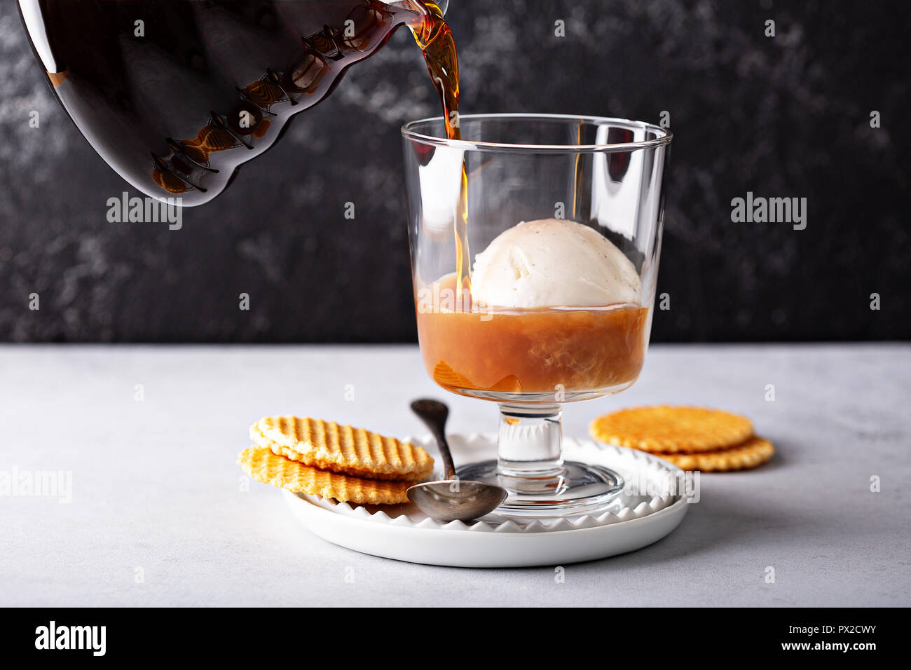 Kaffee mit Vanilleeis, affogato in einem Dessert Glas Stockfoto