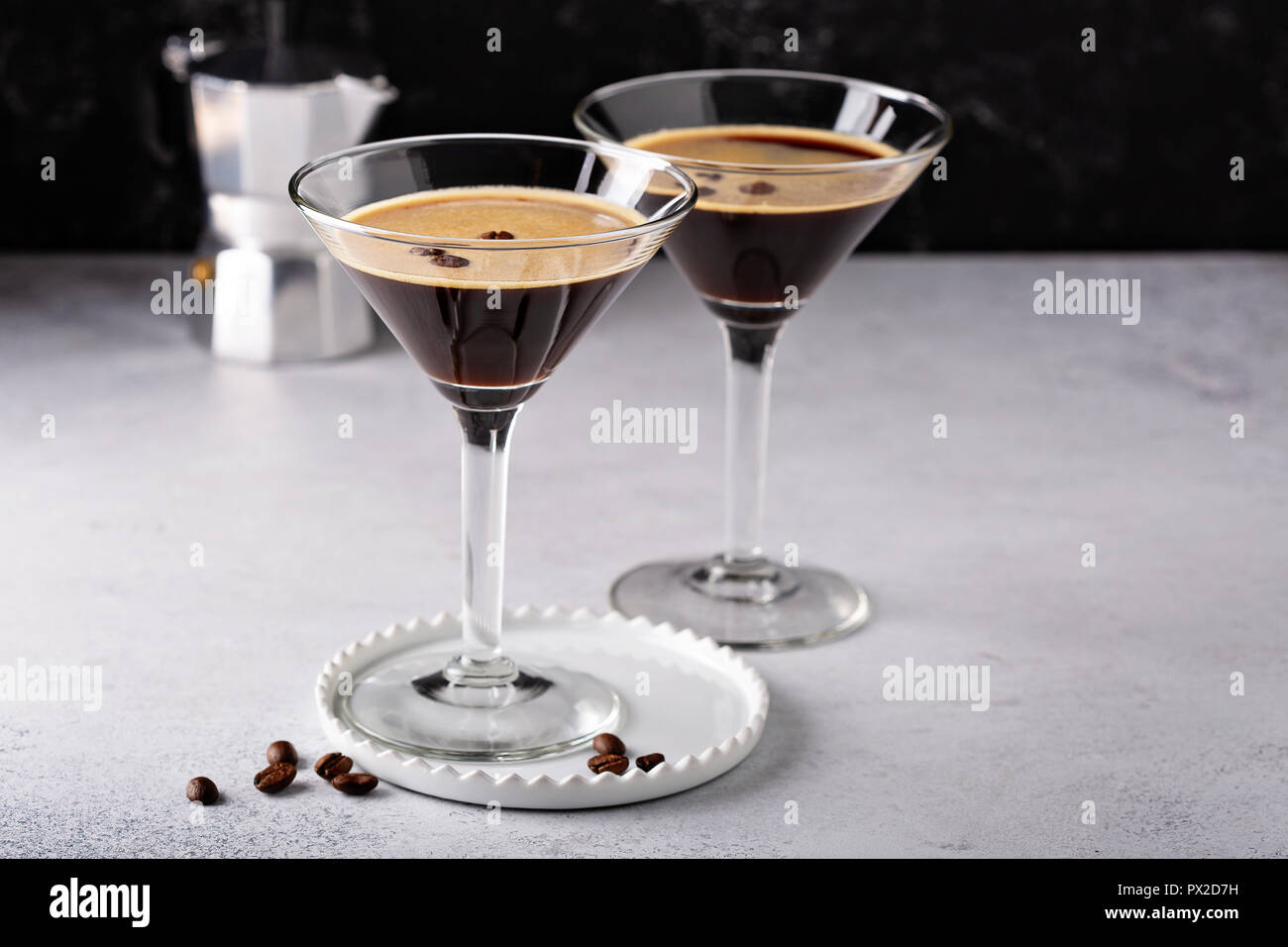 Espresso Martini in zwei Gläser, Kaffee cocktail Konzept Stockfoto