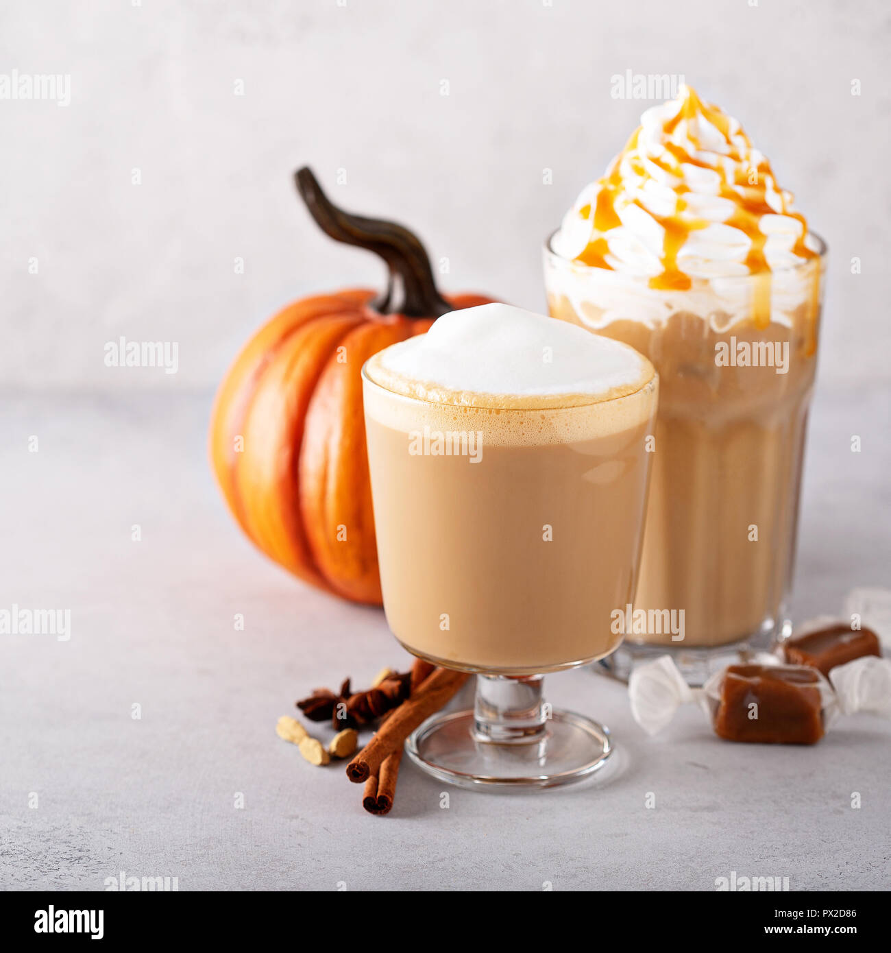 Pumpkin spice Latte und Karamell Eiskaffee, fallen saisonale Getränke Stockfoto