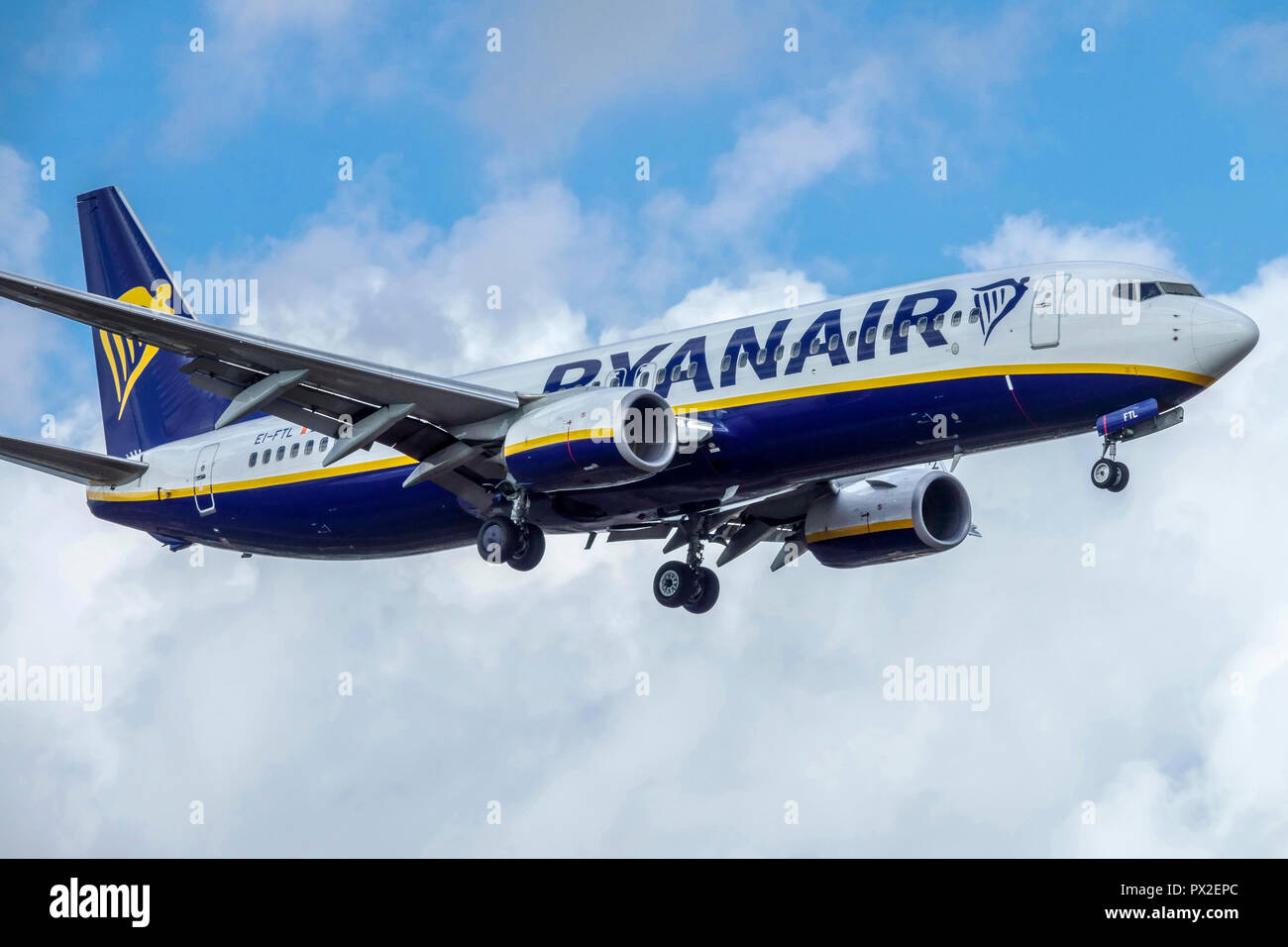 Ryanair Flugzeug Landung, nähert sich dem Flughafen Palma de Mallorca Spanien Stockfoto