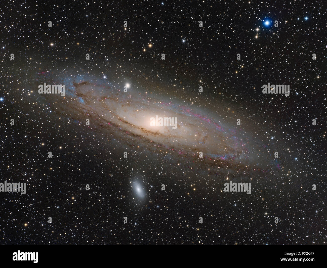 M31 Andromeda-Galaxie schießt im sichtbaren Lichtspektrum und in dem von Wasserstoff, um die vielen Emissionsnebel zu zeigen Stockfoto