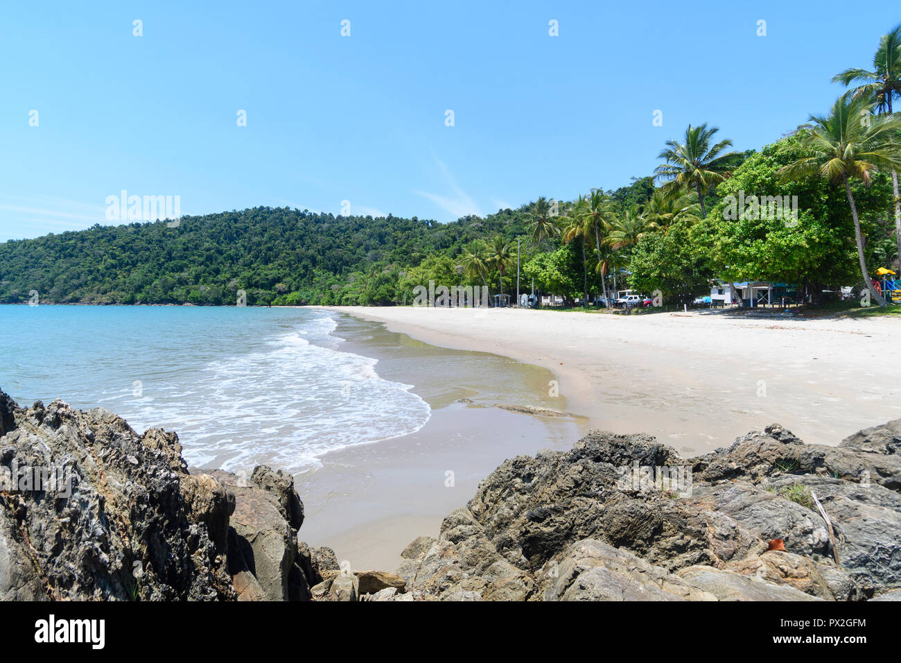 Blick auf den malerischen menschenleeren Sandstrand von Etty Bay, Cassowary Küste, Far North Queensland, FNQ, QLD, Australien Stockfoto