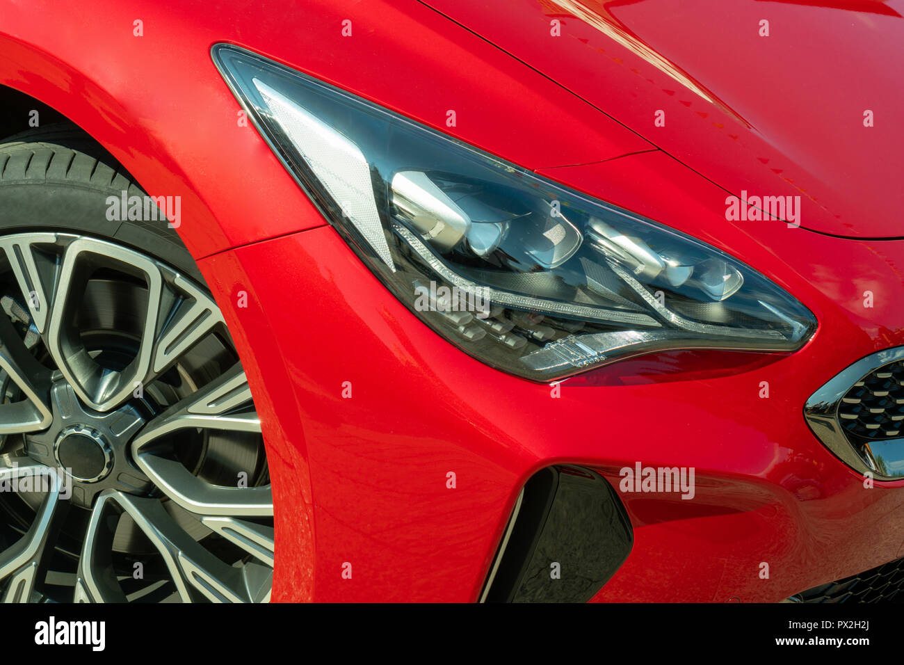 Rotes Auto Auf Dem Hintergrund Der Stadt Stilvolles Modernes Helles Bild Des Autos Fur Design Losungen Stockfotografie Alamy