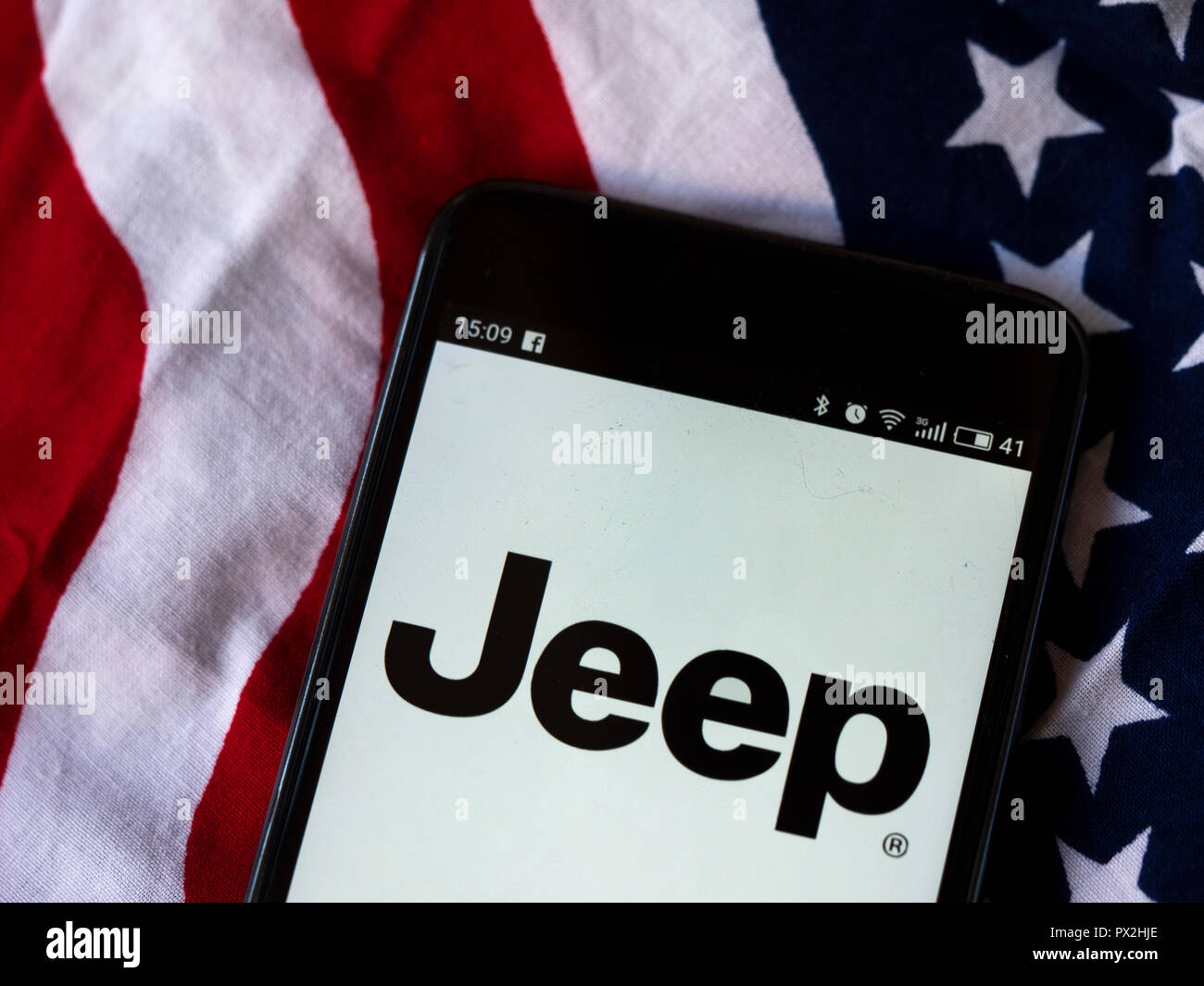 Jeep logo gesehen auf Smart Phone/Jeep ist eine Marke der amerikanischen Automobilen, ist eine Abteilung des FCA US LLC, eine hundertprozentige Tochtergesellschaft der Italo-amerikaner Corporation Fiat Chrysler Automobile. Stockfoto