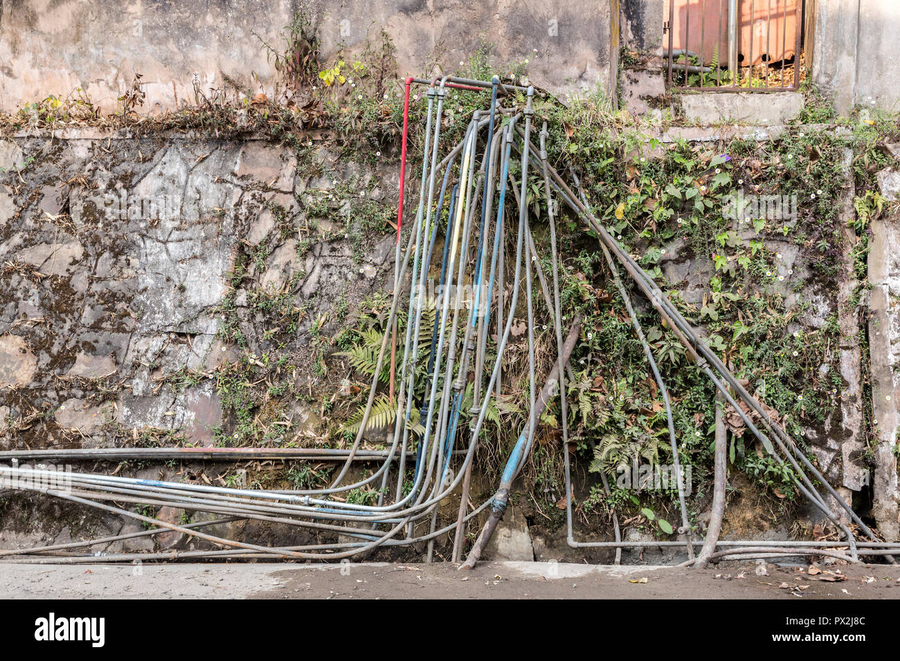 Wasserleitungen in Street, Shillong, Meghalaya, Indien Stockfoto