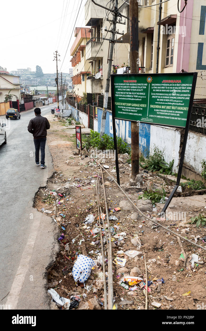 Kein Müll dumping Zeichen in zwei Sprachen, Shillong, Meghalaya, Indien Stockfoto