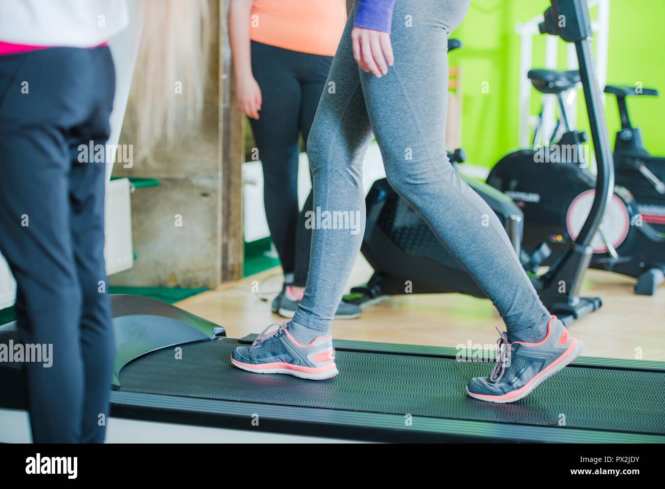 Laufband Übungen. Junge Frau im Fitnesscenter. Stockfoto