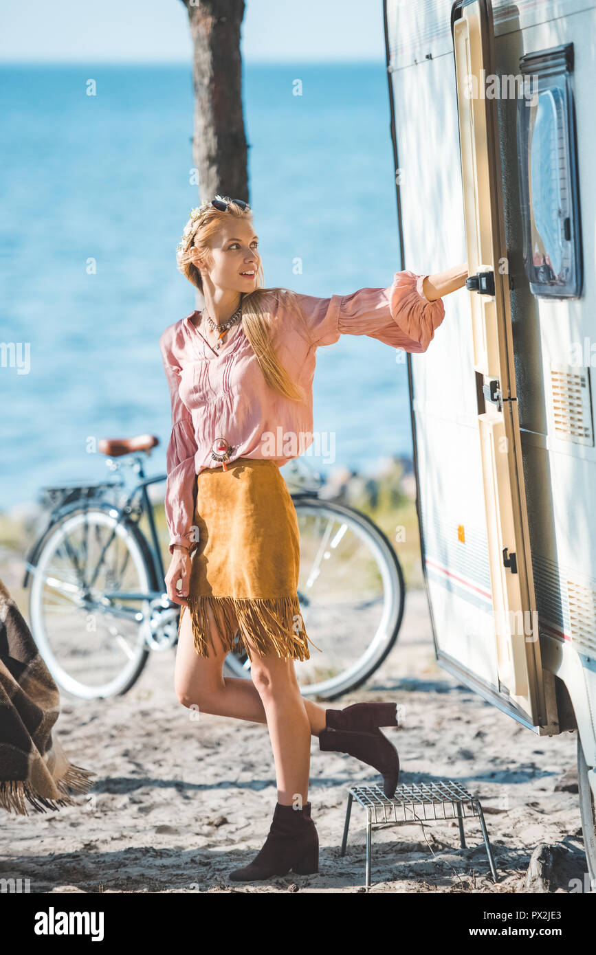 Schönen hippie Girl in der Nähe von Trailer mit Fahrrad Stockfoto