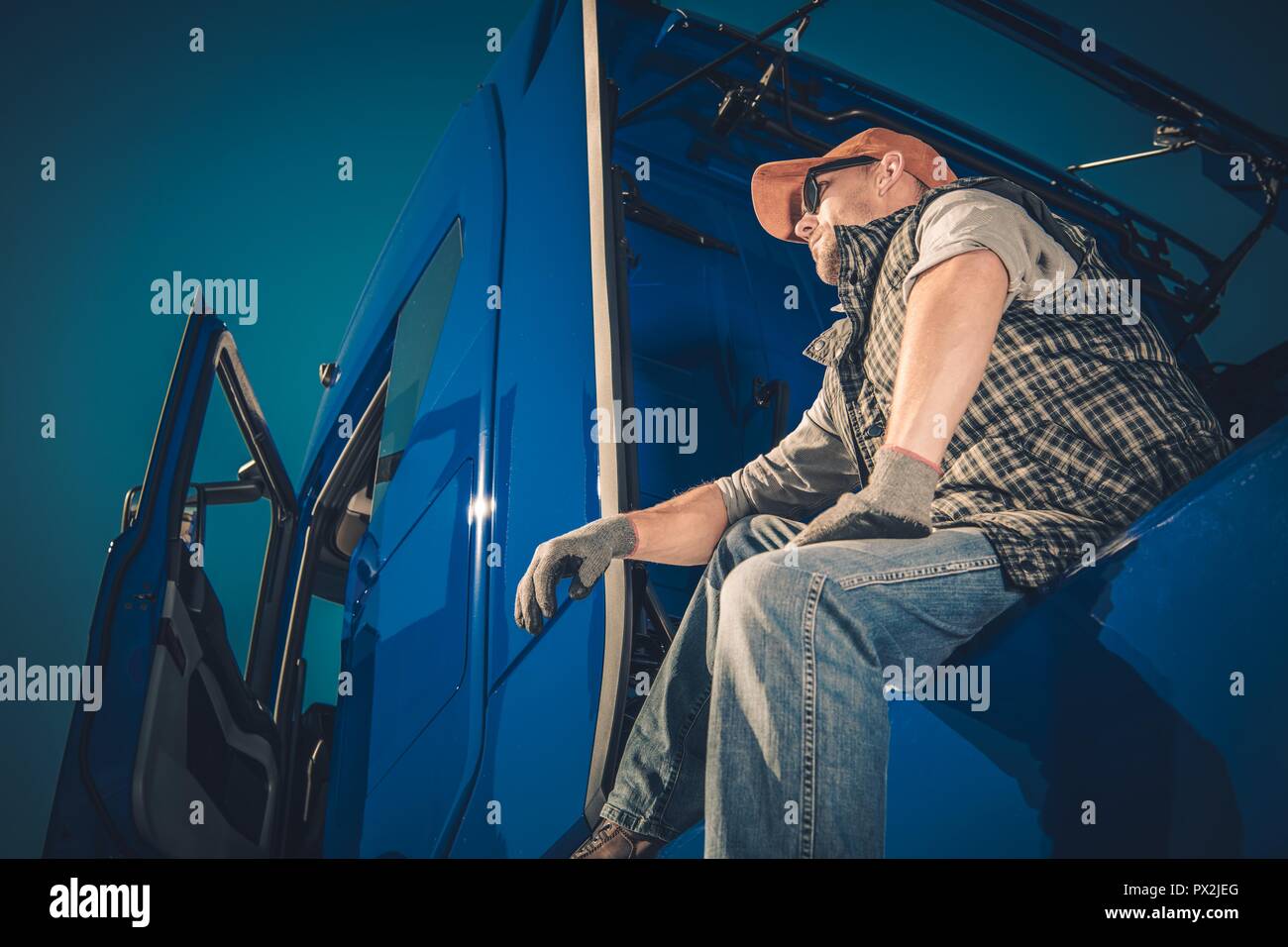 Lkw-Fahrer Cargo Transport. Kaukasische Männer sitzen auf seinem halb Traktor und die Aussicht genossen. Stockfoto