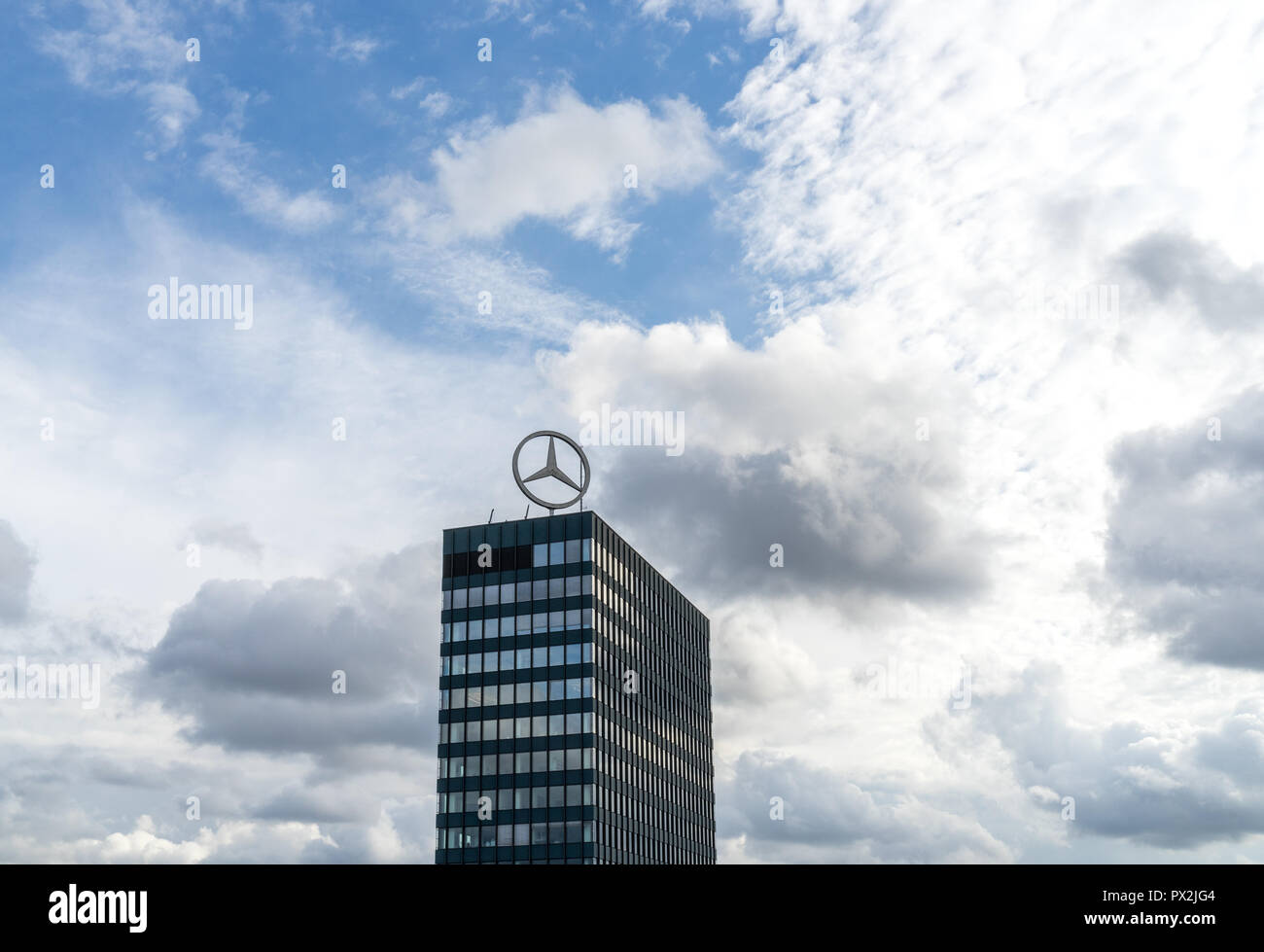 Berlin, Deutschland - 30. September 2018: Blick auf die Oberseite des Europa-centers kommerzielle Gebäude mit einer riesigen Mercedes-Benz Logo ganz oben Spinning Stockfoto