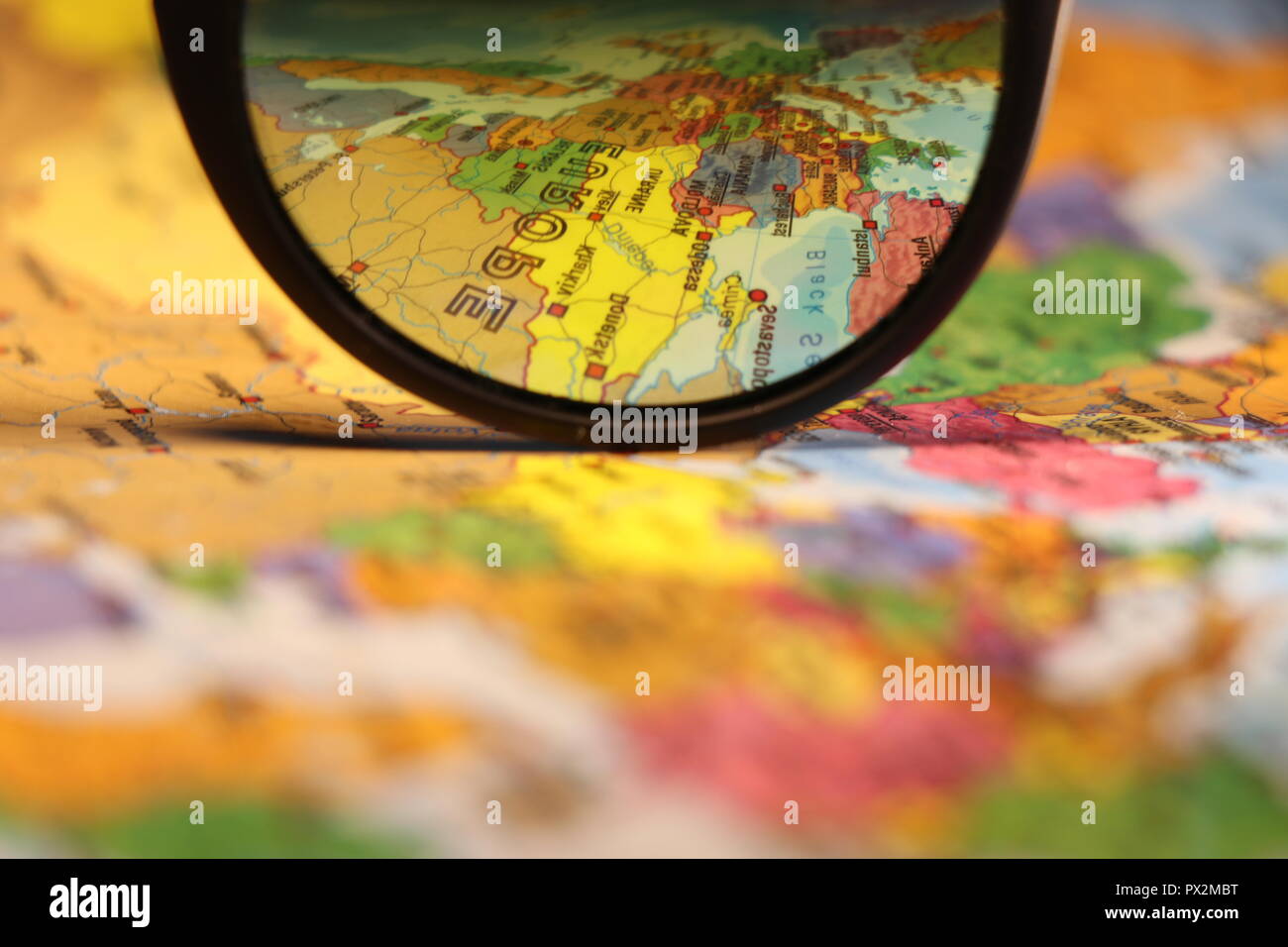Weltkarte in Sonnenbrille reflektiert. Fokus auf Europa. Stockfoto