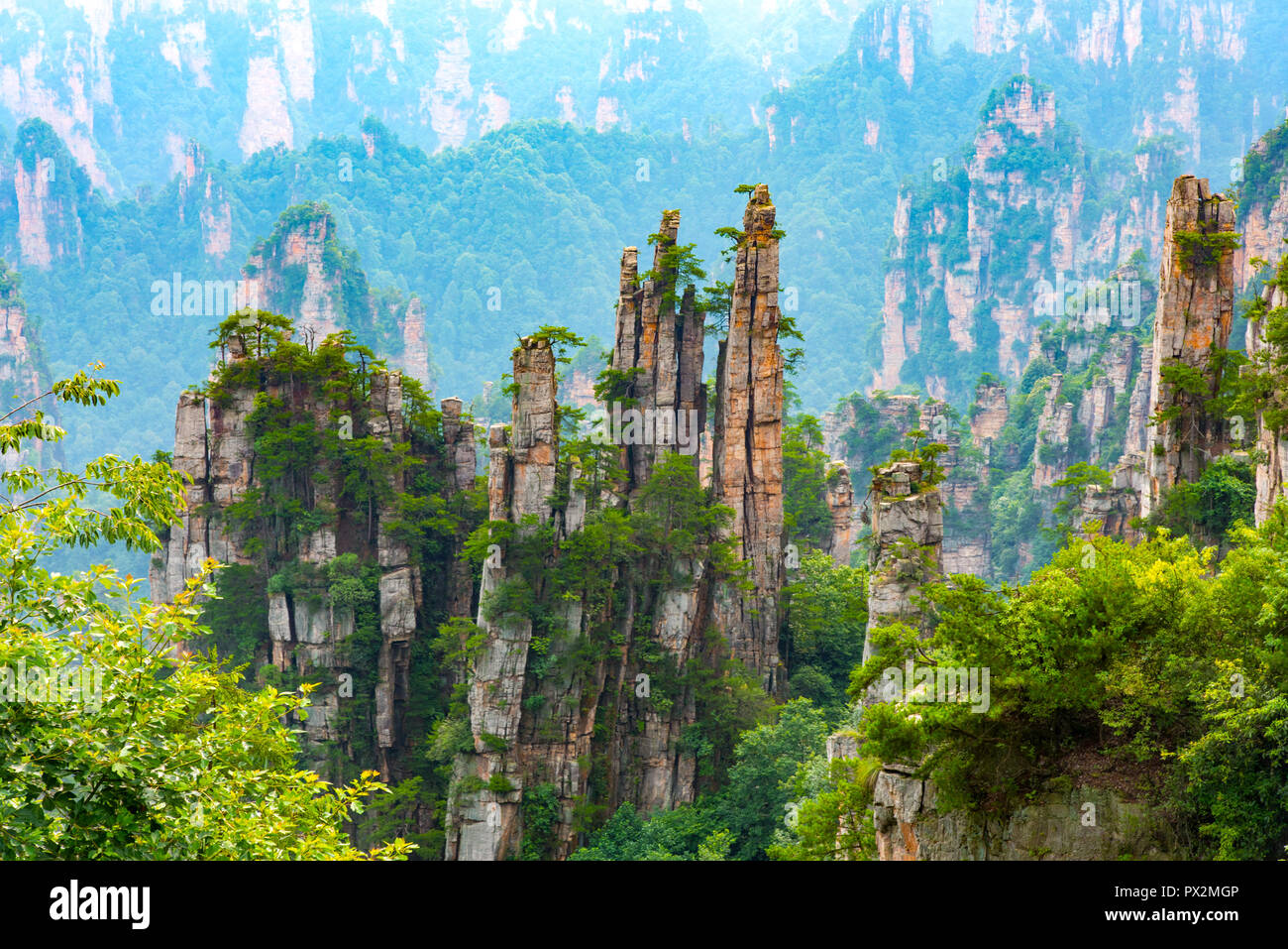 Sandstein Berge von der Strecke der 10 Km natürliche Galerie angesehen Tianzi Berg. Landschaftspark Wulingyuan gelegen Scenic Area, Niagara-on-the-Lake, Hunan, China. Stockfoto