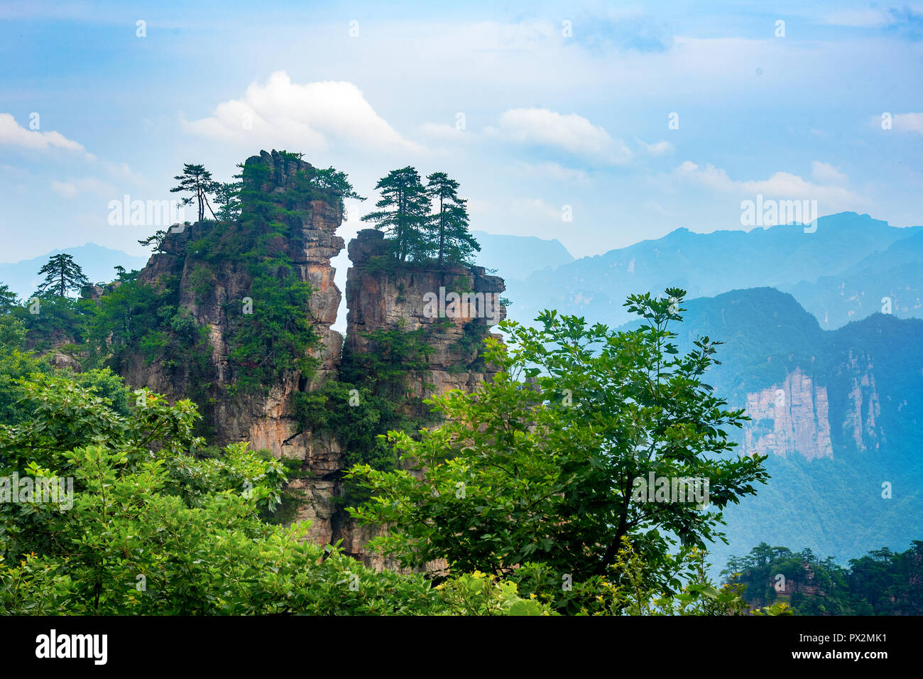 Sandstein Berge von der Strecke der 10 Km natürliche Galerie angesehen Tianzi Berg. Landschaftspark Wulingyuan gelegen Scenic Area, Niagara-on-the-Lake, Hunan, China. Stockfoto