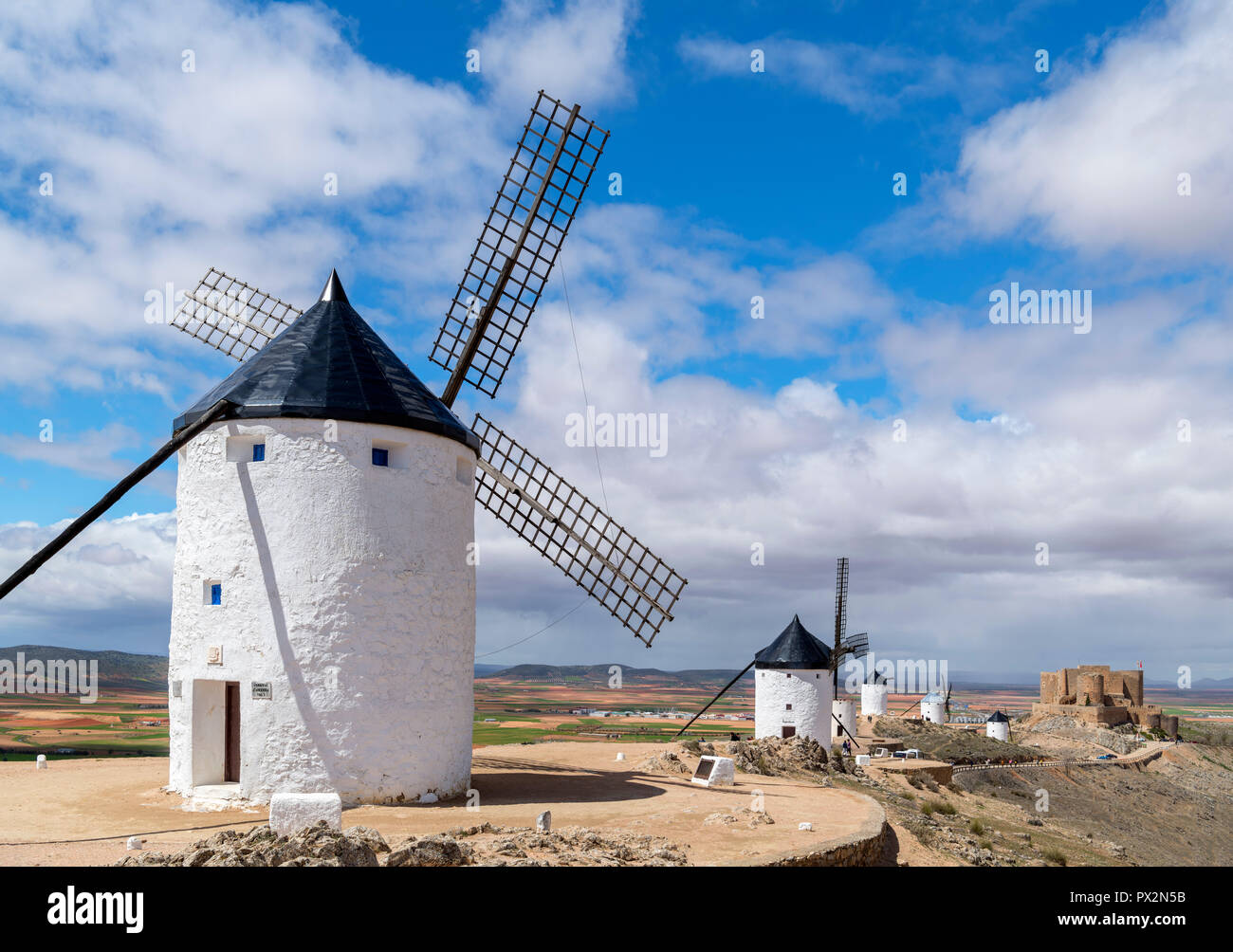 Don Quichotte Windmühlen. Reihe der traditionellen Windmühlen in Consuegra, Castilla La Mancha, Spanien Stockfoto