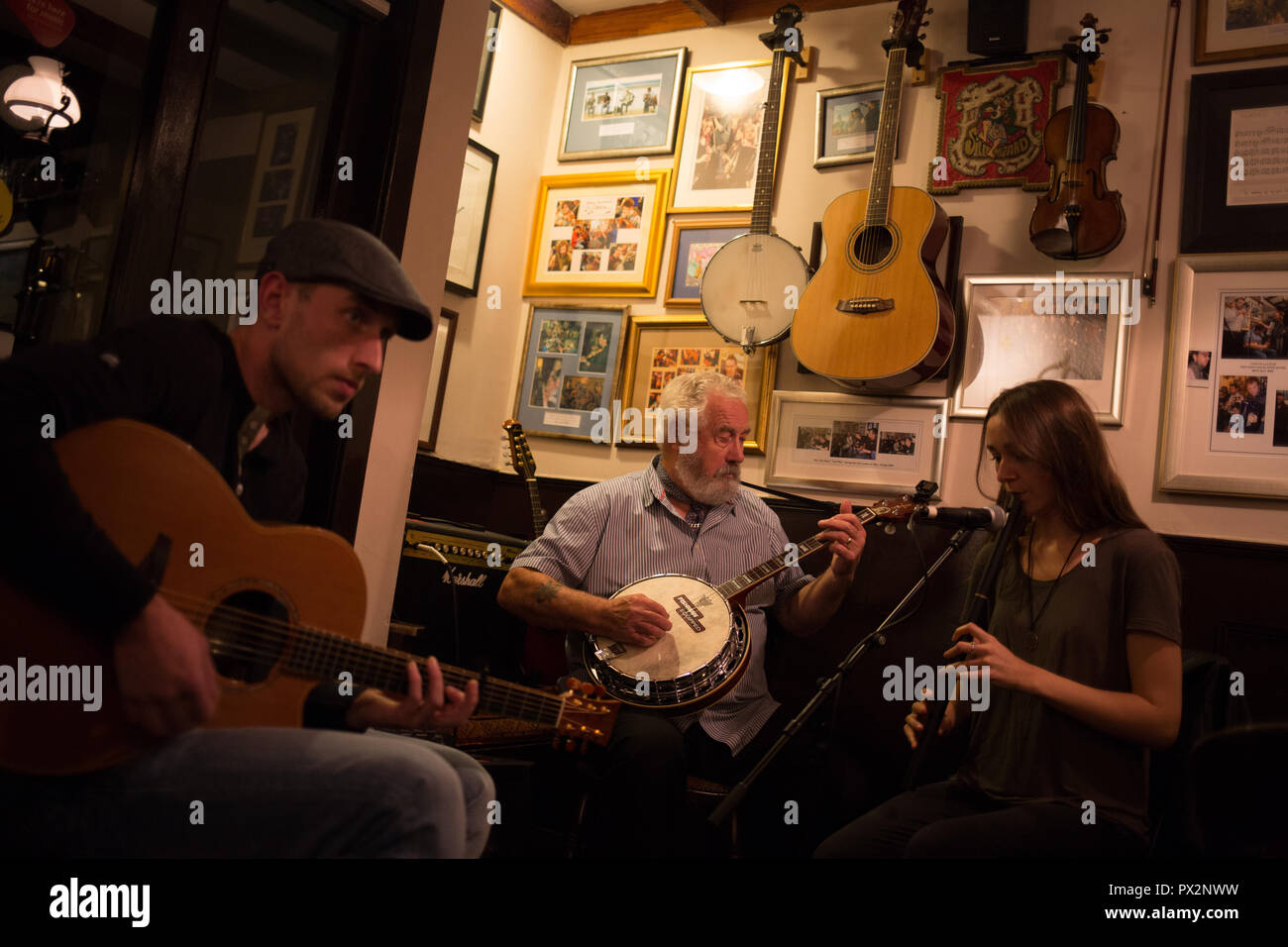 Traditionelle schottische Folk Music Band in Port Charlotte Hotel Bar, in Port Charlotte, Schottland, am 14. Oktober 2018. Stockfoto
