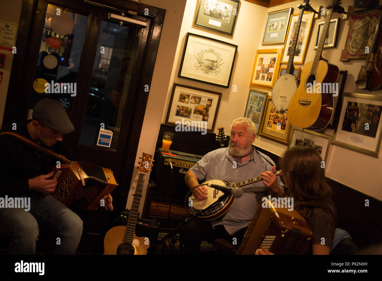 Traditionelle schottische Folk Music Band in Port Charlotte Hotel Bar, in Port Charlotte, Schottland, am 14. Oktober 2018. Stockfoto