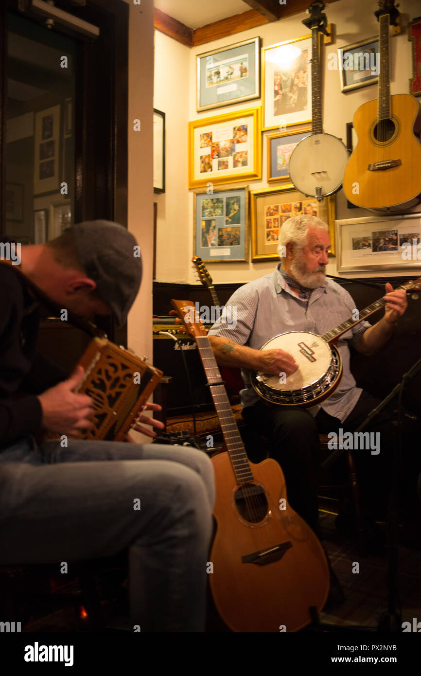 Traditionelle schottische Folk Music Band in Port Charlotte Hotel Bar, in Port Charlotte, Schottland, am 14. Oktober 2018. Stockfoto