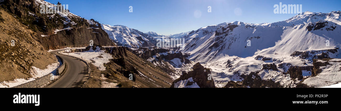Verschneite Berge chilenischen argentinischen Anden. Antenne Panoramaaussicht Stockfoto