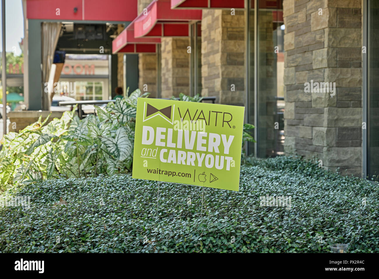 Schild Werbung Handy app oder Anwendung WAITR verwenden Menschen essen Lieferung oder carryout in Montgomery Alabama, USA zu bestellen. Stockfoto