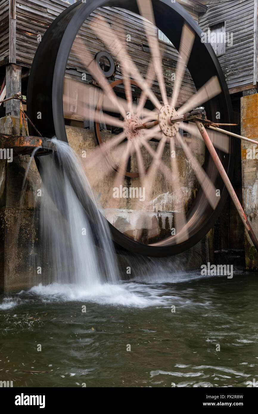 Alte Schrotmühle Wasser Rad Stockfoto