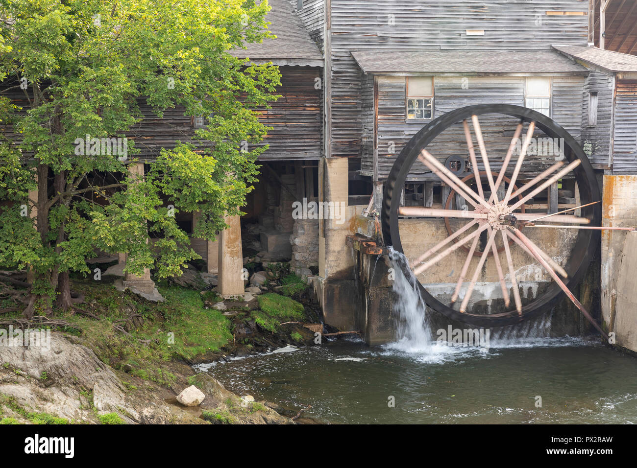 Alte Schrotmühle mit Wasserrad Stockfoto