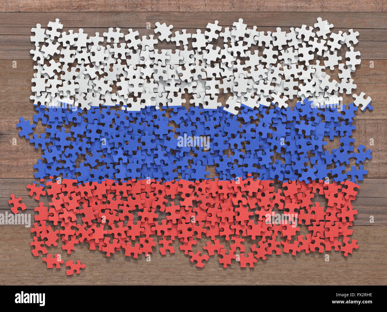 Flagge der Russland in ungeordneten Teile eines Puzzles. Stockfoto