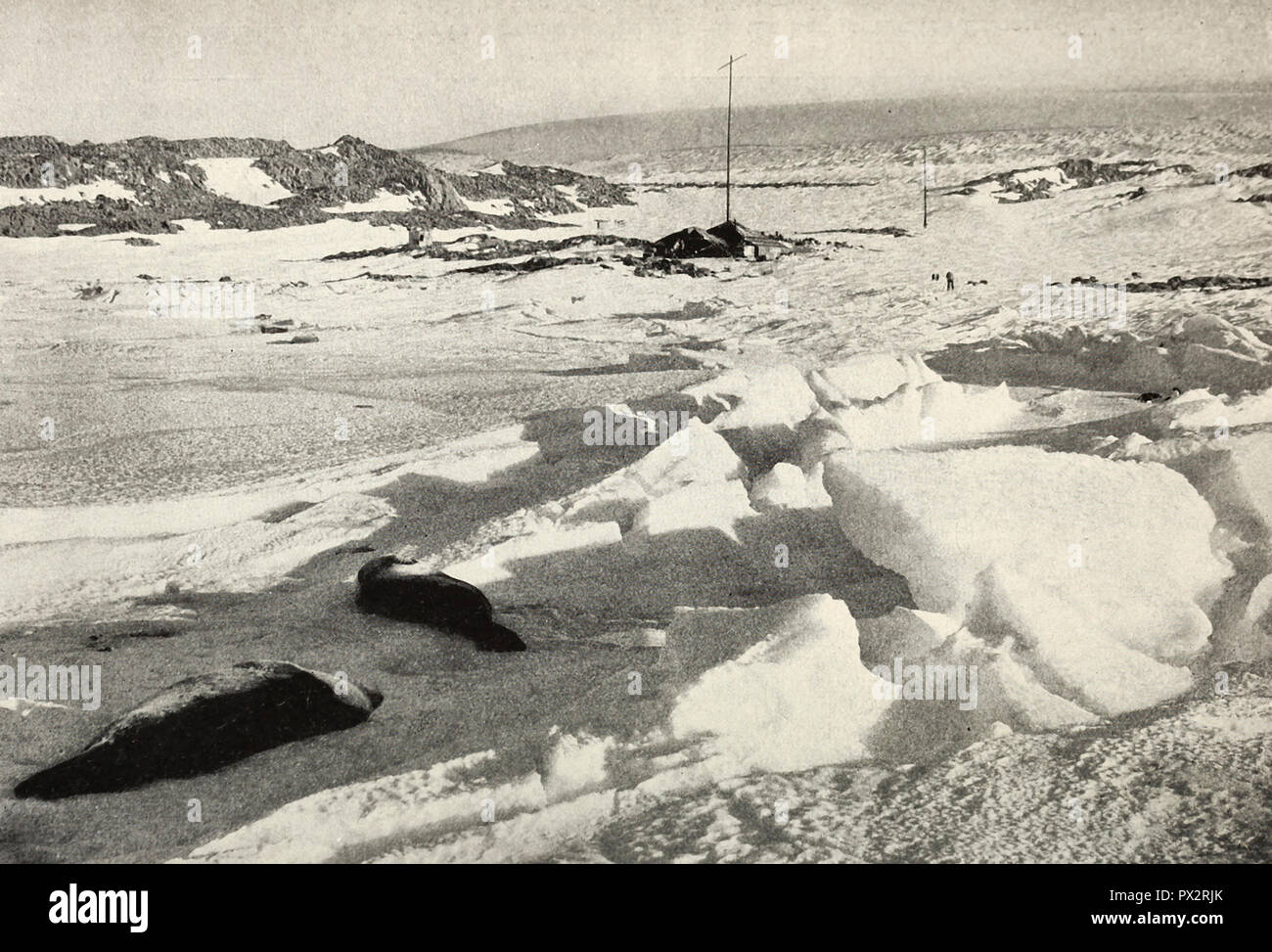WInter Quarters, Adelie Land. Die Hütte liegt am Fuße des drahtlosen Mast in der Nähe des Zentrums. Im Hintergrund die Hänge zu einem Plateau. Das war die Art und Weise der Rodeln Parteien den Weg in den Innenraum. Antarktis, um 1910 Stockfoto