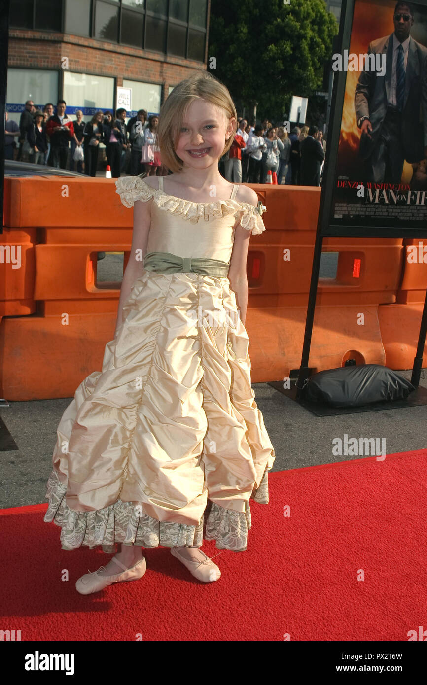 Dakota Fanning 04/18/04 Mann, der Feuer und @ Mann Nationaltheater, Westwood Foto von kazumi Nakamoto/HNW/PictureLux April 18, 2004 Datei Referenz # 33686_277 HNWPLX Stockfoto