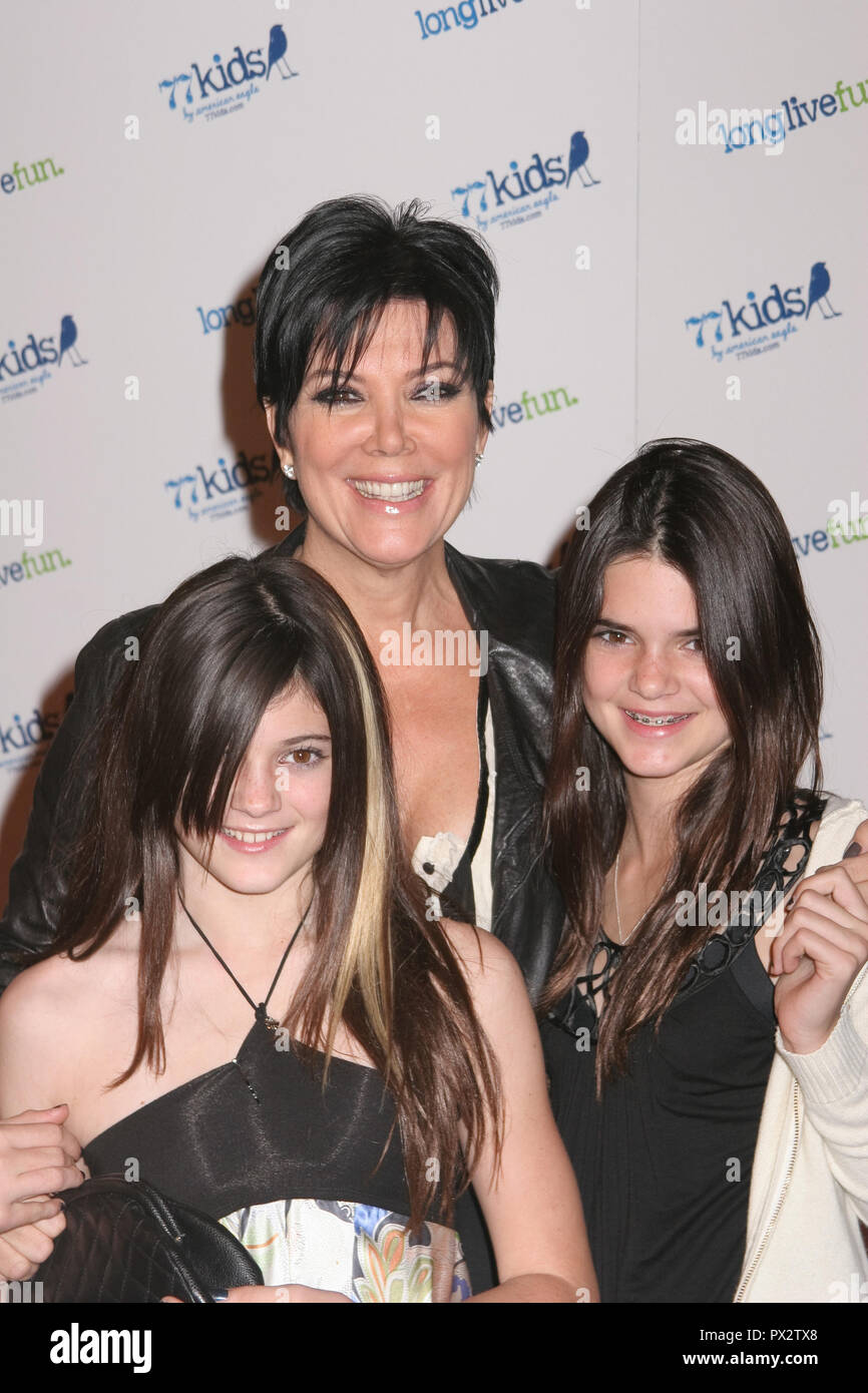 Kylie Jenner, Kris Jenner, Kendall Jenner 11/14/08 "Jonas Brothers die